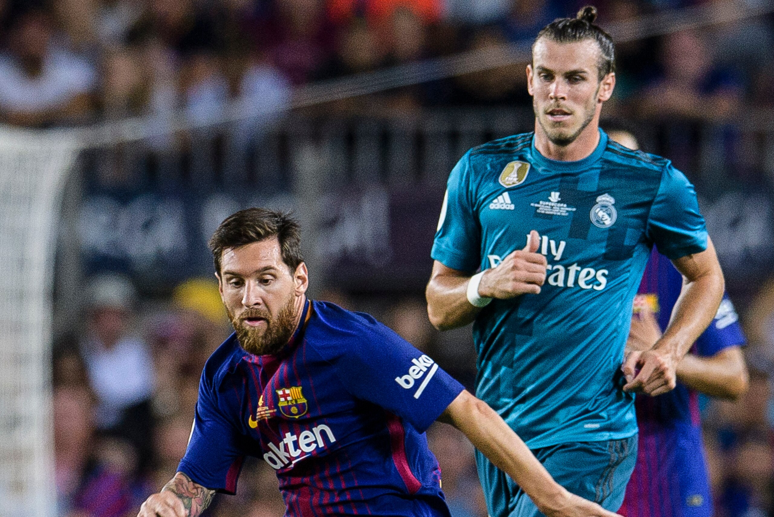 BARCELONA, SPAIN - AUGUST 13: Lionel Messi of FC Barcelona (L) dribbles Gareth Bale of Real Madrid (R) during the Supercopa de Espana Final 1st Leg match between FC Barcelona and Real Madrid at Camp Nou on August 13, 2017 in Barcelona, Spain. (Photo by Po BARCELONA, SPAIN - AUGUST 13: Lionel Messi of FC Barcelona (L) dribbles Gareth Bale of Real Madrid (R) during the Supercopa de Espana Final 1st Leg match between FC Barcelona and Real Madrid at Camp Nou on August 13, 2017 in Barcelona, Spain. (Photo by Po