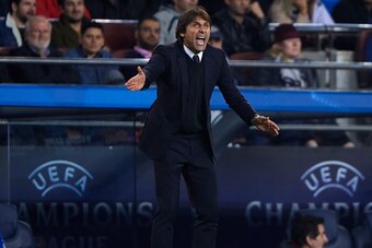 BARCELONA, SPAIN - MARCH 14:  Antonio Conte, Manager of Chelsea reacts during the UEFA Champions League Round of 16 Second Leg match between FC Barcelona and Chelsea FC at Camp Nou on March 14, 2018 in Barcelona, Spain.  (Photo by Manuel Queimadelos Alons