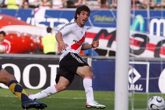 Buenos Aires, ARGENTINA:  Gonzalo Higuain (C) of River Plate starts the celebrations after scoring the second goal against Boca Juniors during a match of the Torneo Apertura-2006 at the Monumental stadium in Buenos Aires, 08 October 2006.          AFP PHO