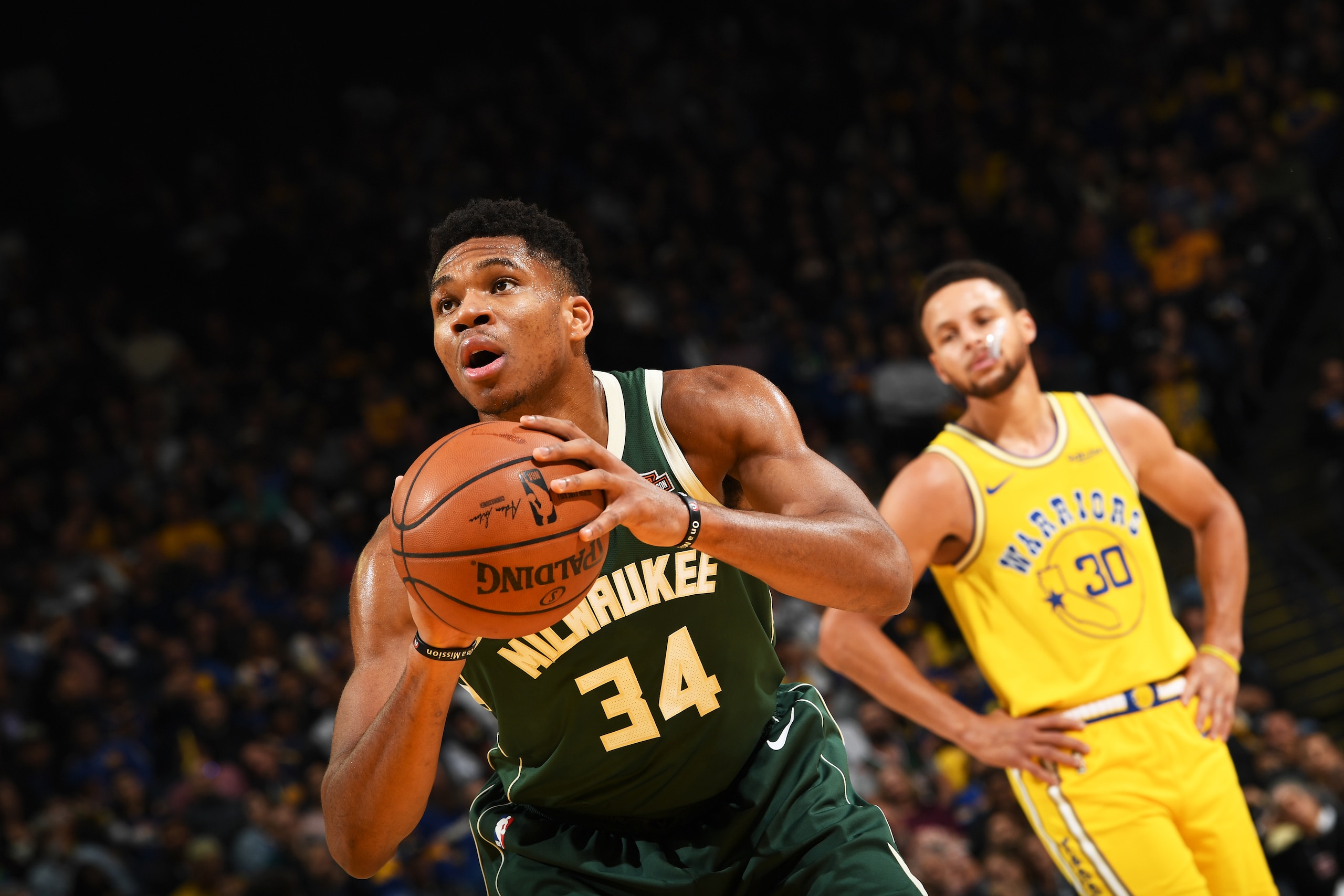 OAKLAND, CA - NOVEMBER 8:  Giannis Antetokounmpo #34 of the Milwaukee Bucks shoots the ball against the Golden State Warriors on November 8, 2018 at ORACLE Arena in Oakland, California. NOTE TO USER: User expressly acknowledges and agrees that, by downloa