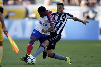 RIO DE JANEIRO, BRAZIL - OCTOBER 20: Gilson (R) of Botafogo struggles for the ball with Ramires of Bahia during the match between Botafogo and Bahia as part of Brasileirao Series A 2018 at Engenhao Stadium on October 20, 2018 in Rio de Janeiro, Brazil. (P