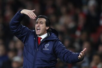 Arsenal's Spanish head coach Unai Emery gestures during their UEFA Europa league group stage football match between Arsenal and Sporting Lisbon at the Emirates stadium in London on November 8, 2018. (Photo by Adrian DENNIS / AFP)        (Photo credit shou