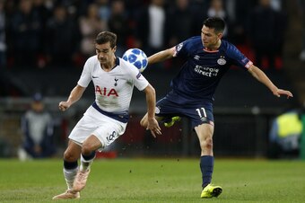 (L-R), Harry Winks of Tottenham Hotspur, Hirving Lozano of PSV during the UEFA Champions League group C match between Tottenham Hotspur FC and PSV Eindhoven at the Wembley stadium on November 06, 2018 in London, England(Photo by VI Images via Getty Images
