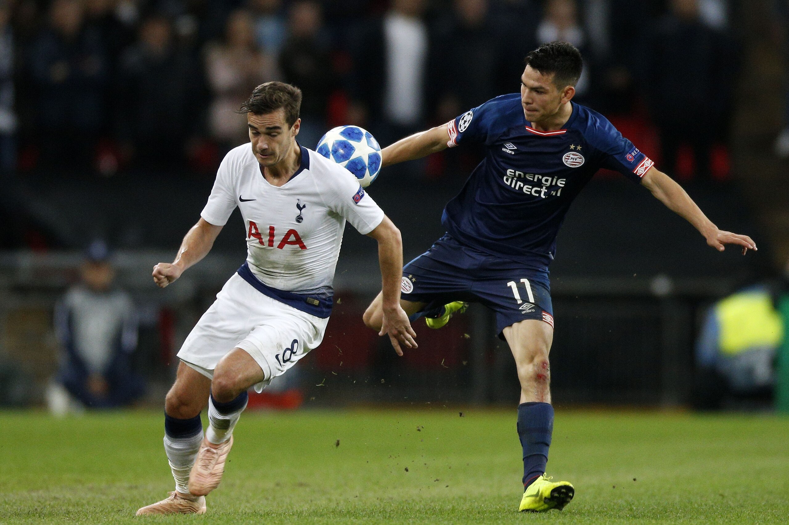 (L-R), Harry Winks of Tottenham Hotspur, Hirving Lozano of PSV during the UEFA Champions League group C match between Tottenham Hotspur FC and PSV Eindhoven at the Wembley stadium on November 06, 2018 in London, England(Photo by VI Images via Getty Images