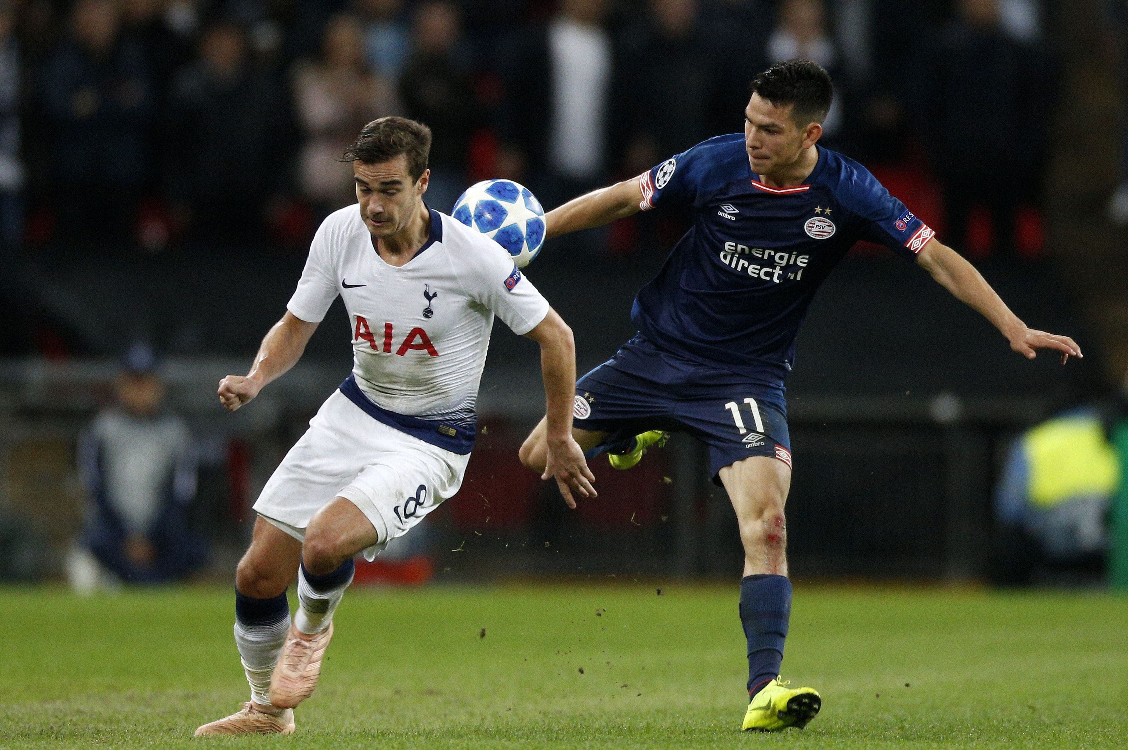 (L-R), Harry Winks of Tottenham Hotspur, Hirving Lozano of PSV during the UEFA Champions League group C match between Tottenham Hotspur FC and PSV Eindhoven at the Wembley stadium on November 06, 2018 in London, England(Photo by VI Images via Getty Images
