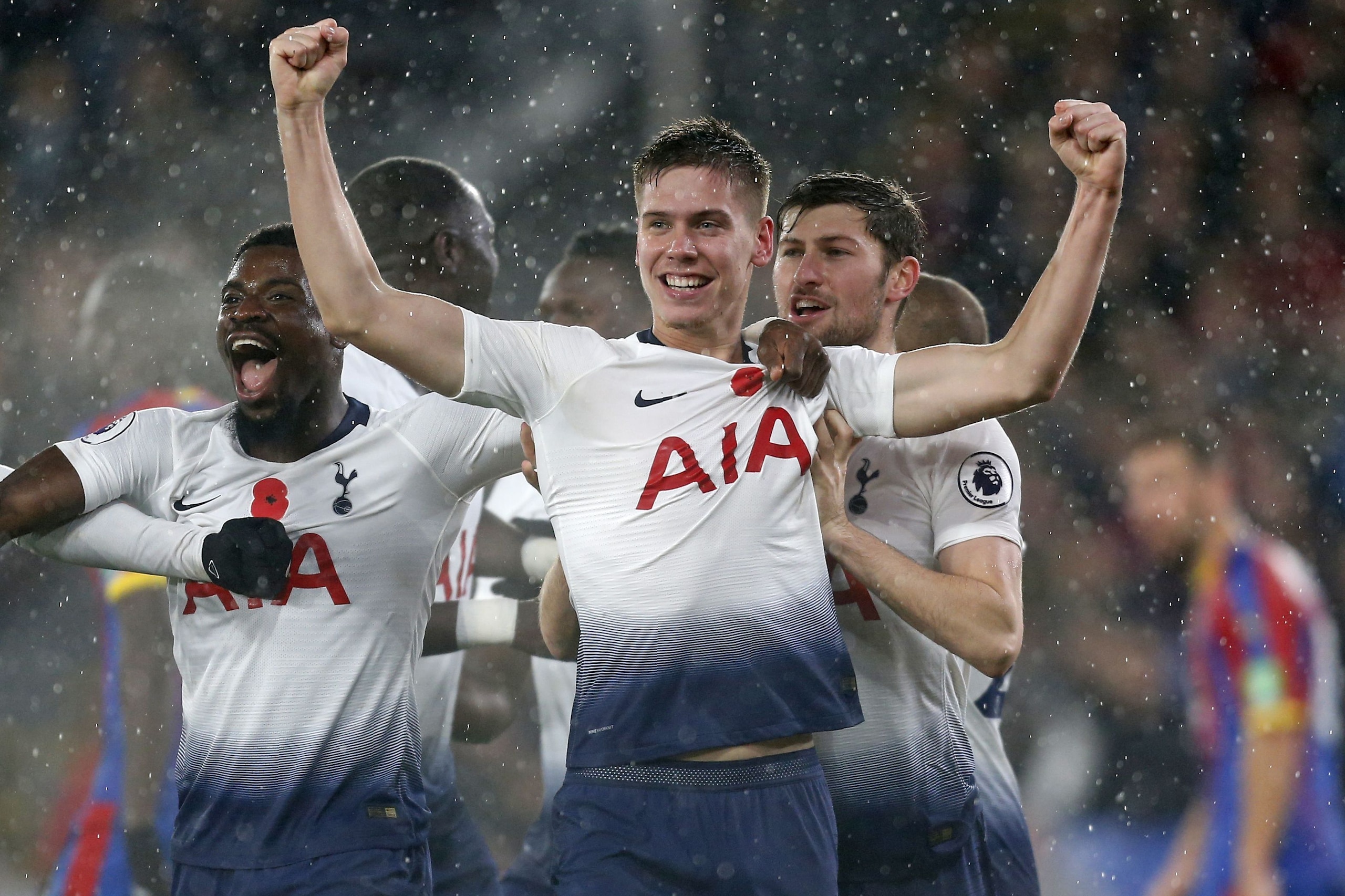 Tottenham Hotspur's Argentinian defender Juan Foyth (C) celebrates with teammates after scoring the opening goal of the English Premier League football match between Crystal Palace and Tottenham Hotspur at Selhurst Park in south London on November 10, 201 Tottenham Hotspur's Argentinian defender Juan Foyth (C) celebrates with teammates after scoring the opening goal of the English Premier League football match between Crystal Palace and Tottenham Hotspur at Selhurst Park in south London on November 10, 201