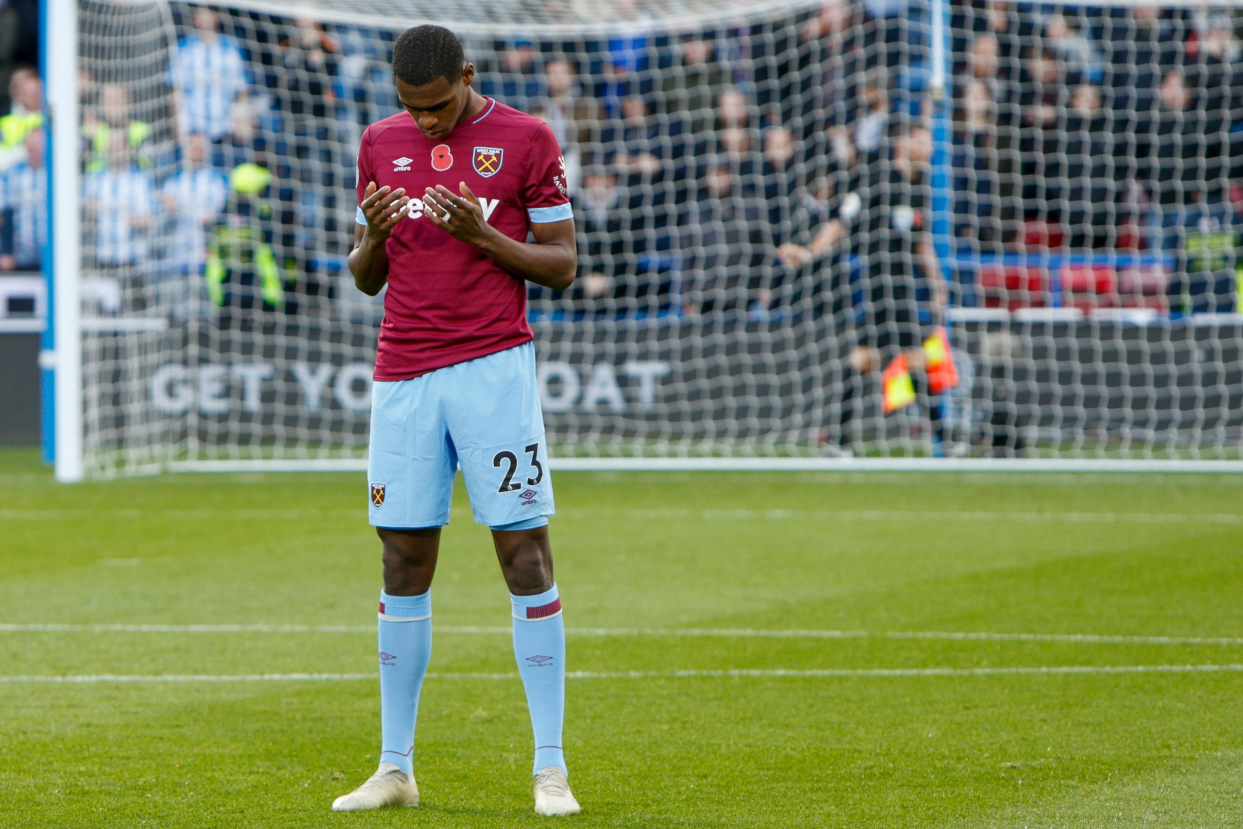 HUDDERSFIELD, ENGLAND - NOVEMBER 10: Issa Diop of West Ham United during the Premier League match between Huddersfield Town and West Ham United at John Smith's Stadium on November 10, 2018 in Huddersfield, United Kingdom. (Photo by William Early/Getty Ima