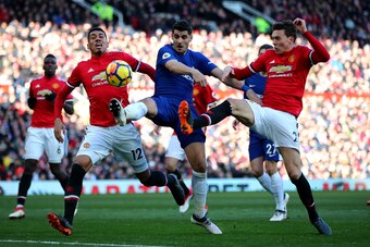 MANCHESTER, ENGLAND - FEBRUARY 25:  Alvaro Morata of Chelsea, Victor Lindelof and Chris Smalling of Manchester United compete for the ball during the Premier League match between Manchester United and Chelsea at Old Trafford on February 25, 2018 in Manche