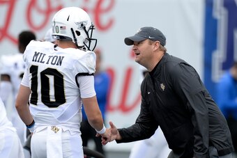 UCF coach Josh Heupel confers with McKenzie Milton.