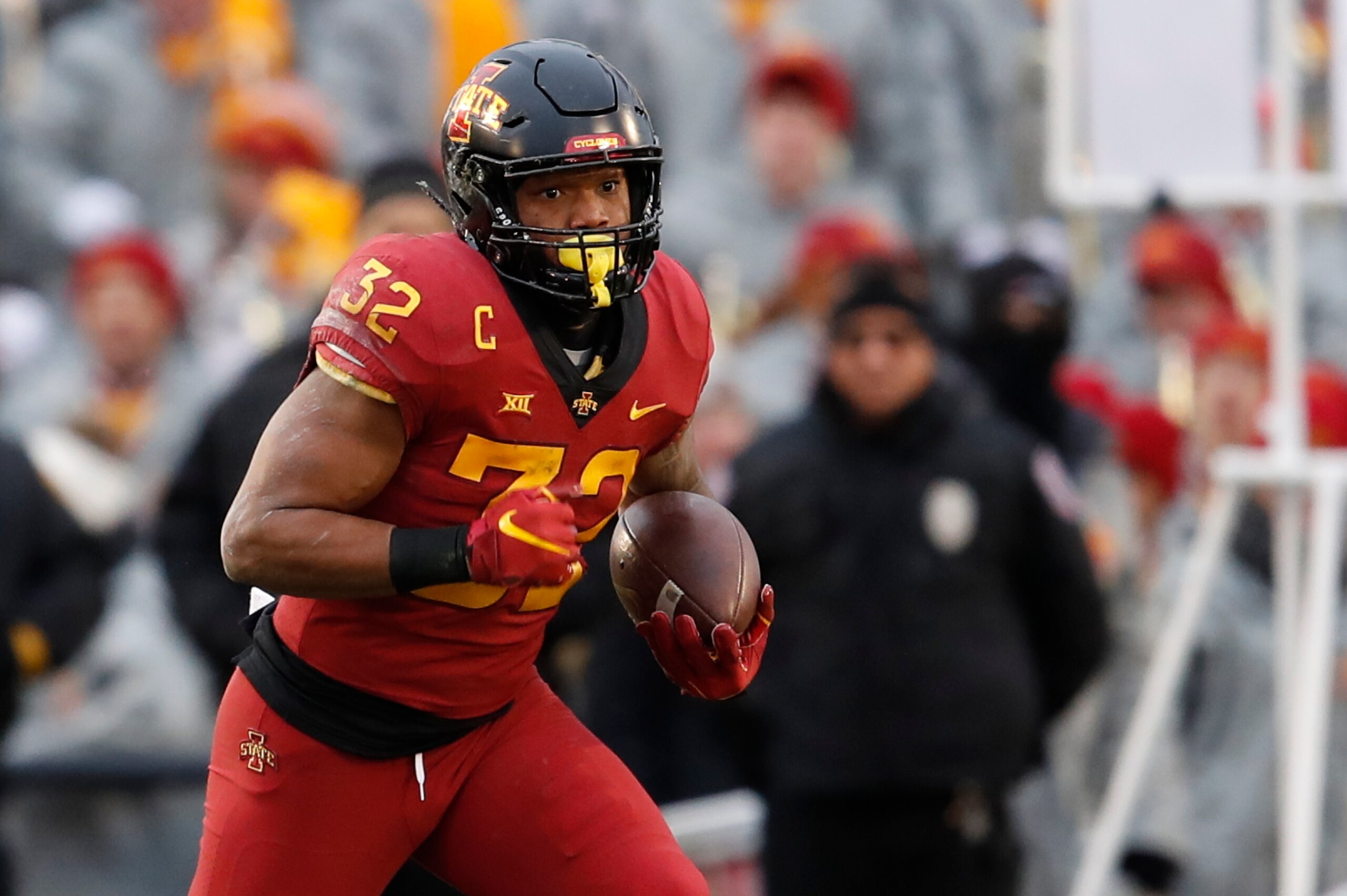 AMES, IA - NOVEMBER 10: Running back David Montgomery #32 of the Iowa State Cyclones rushes for yards in the first half of play at Jack Trice Stadium on November 10, 2018 in Ames, Iowa. The Iowa State Cyclones won 28-14 over the Baylor Bears. (Photo by Da AMES, IA - NOVEMBER 10: Running back David Montgomery #32 of the Iowa State Cyclones rushes for yards in the first half of play at Jack Trice Stadium on November 10, 2018 in Ames, Iowa. The Iowa State Cyclones won 28-14 over the Baylor Bears. (Photo by Da