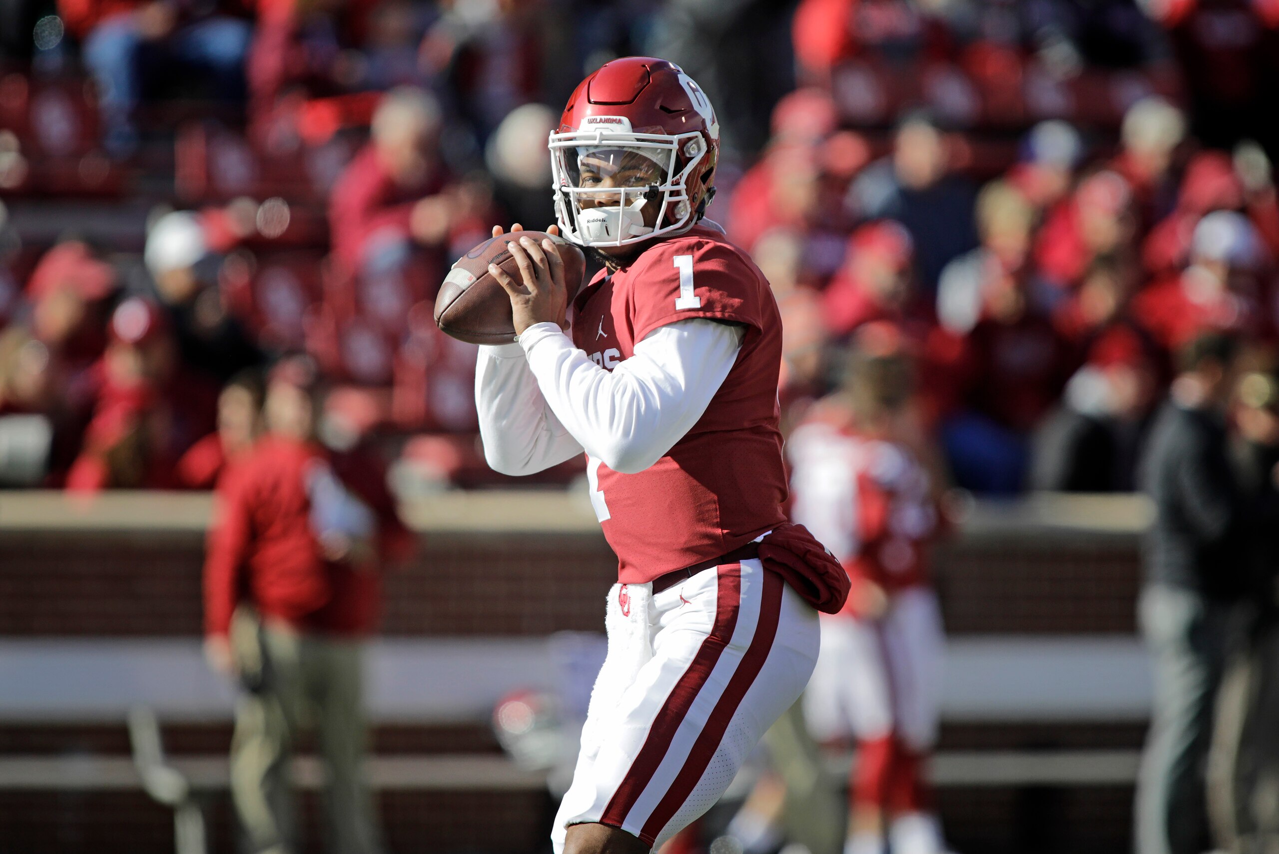 NORMAN, OK - NOVEMBER 10: Quarterback Kyler Murray #1 of the Oklahoma Sooners warms up before the game against the Oklahoma State Cowboys at Gaylord Family Oklahoma Memorial Stadium on November 10, 2018 in Norman, Oklahoma. Oklahoma defeated Oklahoma Stat
