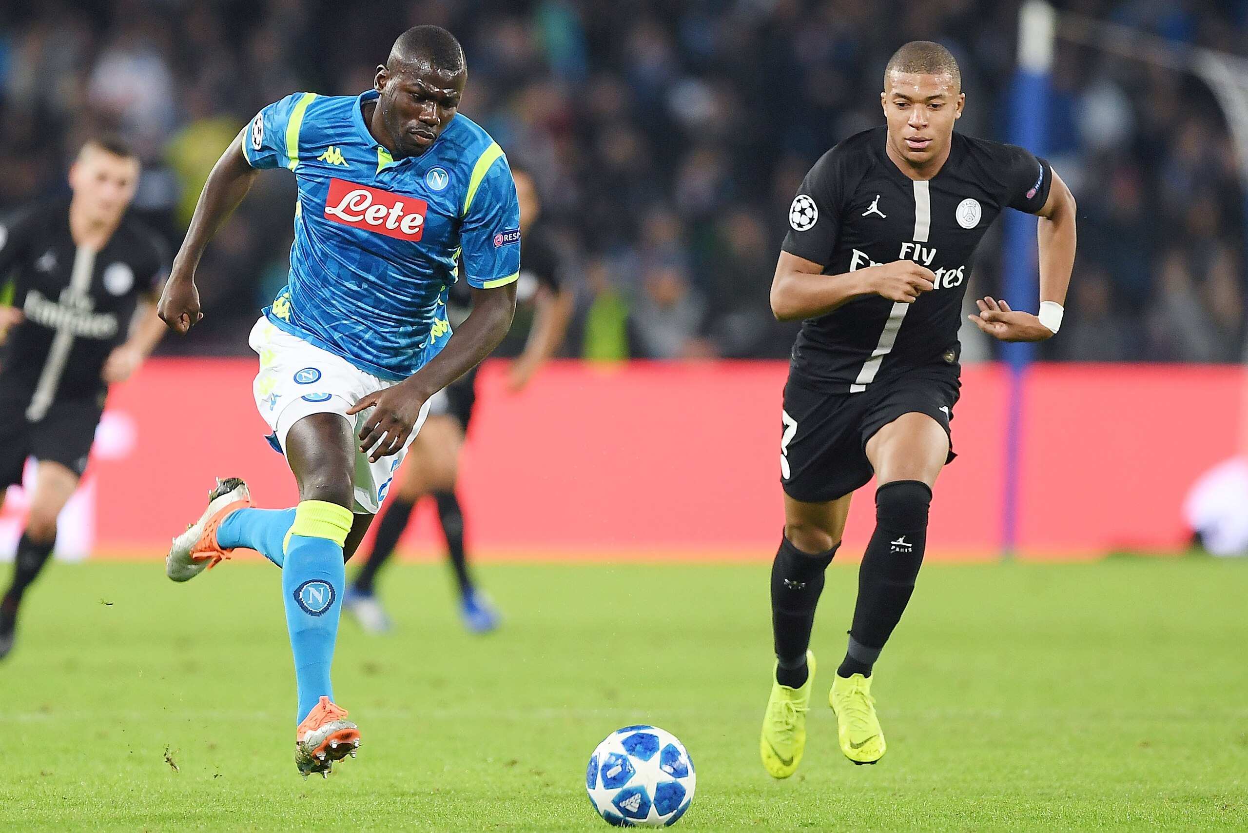 NAPLES, ITALY - NOVEMBER 06:  Kalidou Koulibaly of SSC Napoli vies Kylian Mbappé of Paris Saint-Germain during the Group C match of the UEFA Champions League between SSC Napoli and Paris Saint-Germain at Stadio San Paolo on November 6, 2018 in Naples, Ita