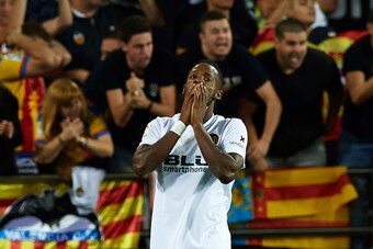 VALENCIA, SPAIN - OCTOBER 07:  Michy Batshuayi of Valencia reacts during the La Liga match between Valencia CF and FC Barcelona at Estadio Mestalla on October 7, 2018 in Valencia, Spain.  (Photo by Manuel Queimadelos Alonso/Getty Images)