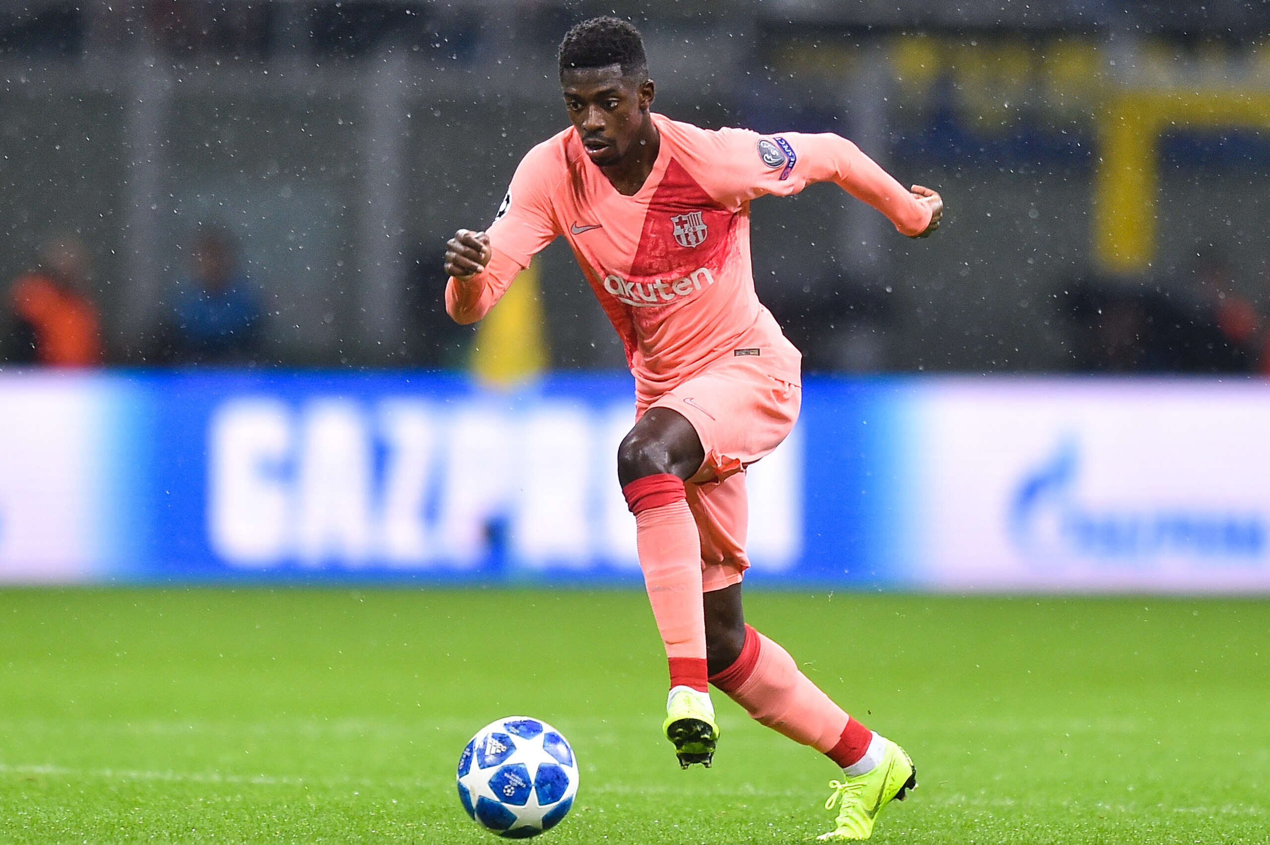 MILAN, ITALY - NOVEMBER 06: Ousmane Dembele of FC Barcelona controls the ball during the Group B match of the UEFA Champions League between FC Internazionale and FC Barcelona at San Siro Stadium on November 6, 2018 in Milan, Italy. (Photo by Lukasz Laskow
