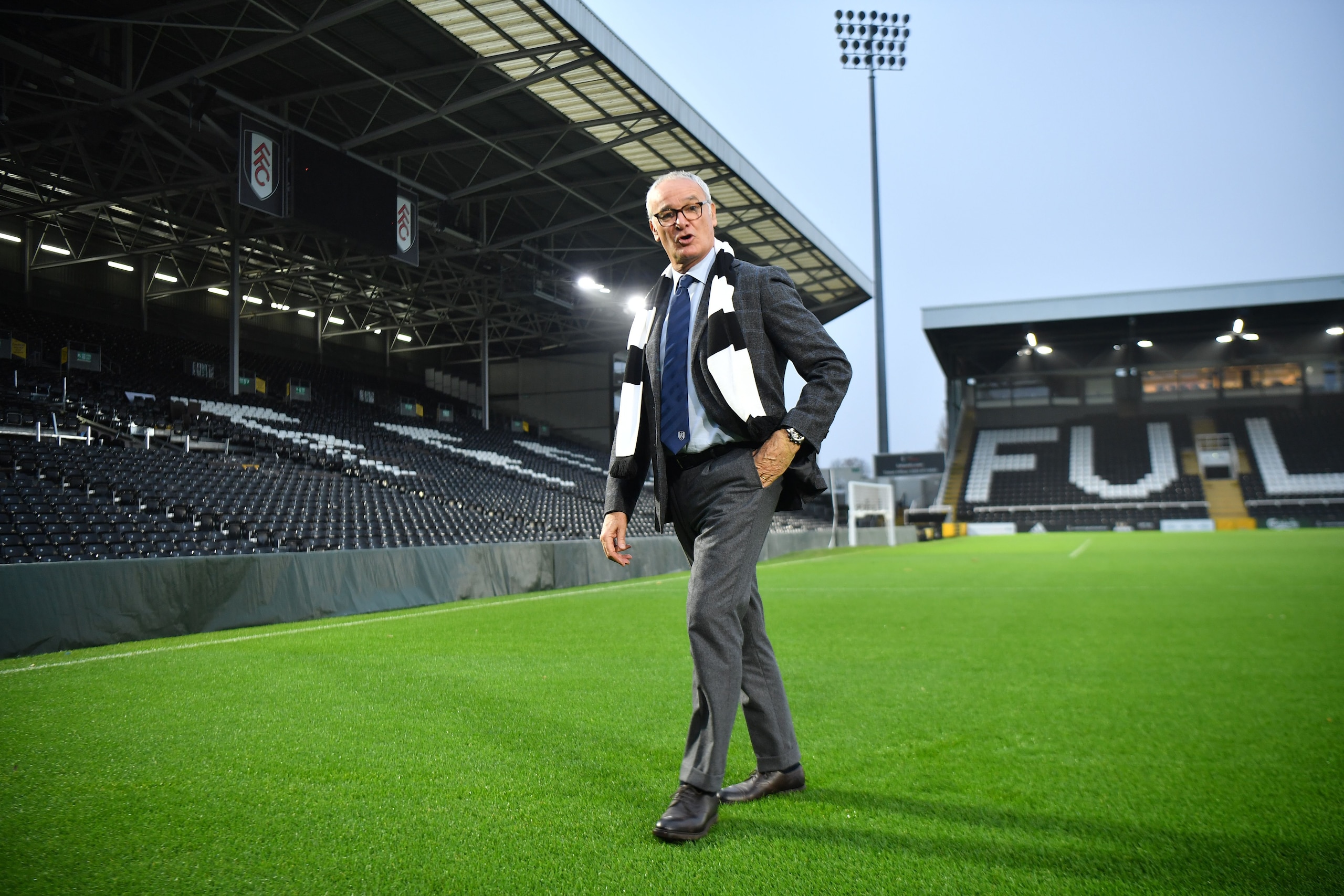 Fulham's new Italian manager Claudio Ranieri poses with a team scarf on the pitch at the club's Craven Cottage stadium on November 16, 2018. (Photo by BEN STANSALL / AFP) / RESTRICTED TO EDITORIAL USE. No use with unauthorized audio, video, data, fixture 