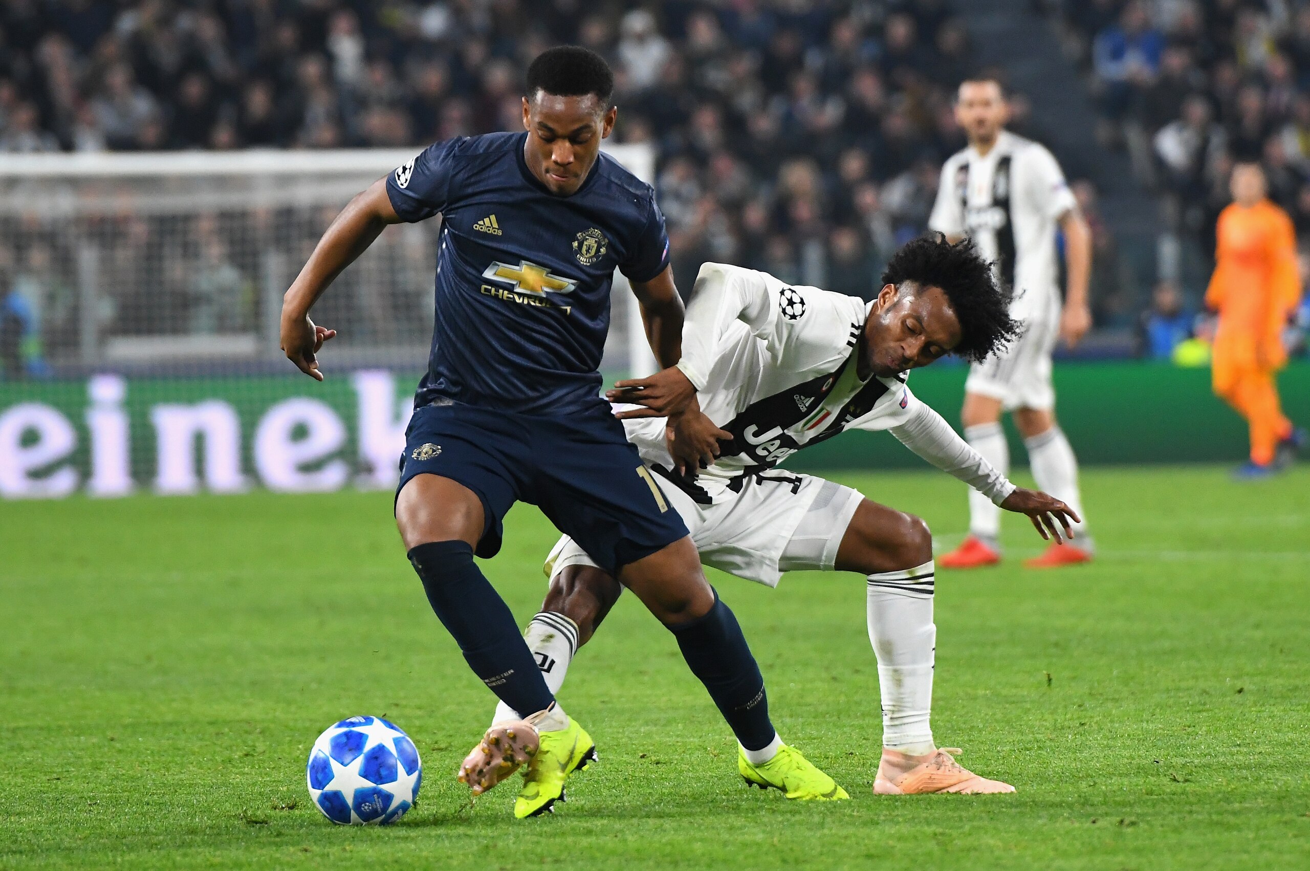 TURIN, ITALY - NOVEMBER 07:  Anthony Martial of Manchester United FC competes for the ball with Juan Cuadrado of Juventus during the Group H match of the UEFA Champions League between Juventus and Manchester United at Juventus Stadium on November 7, 2018 