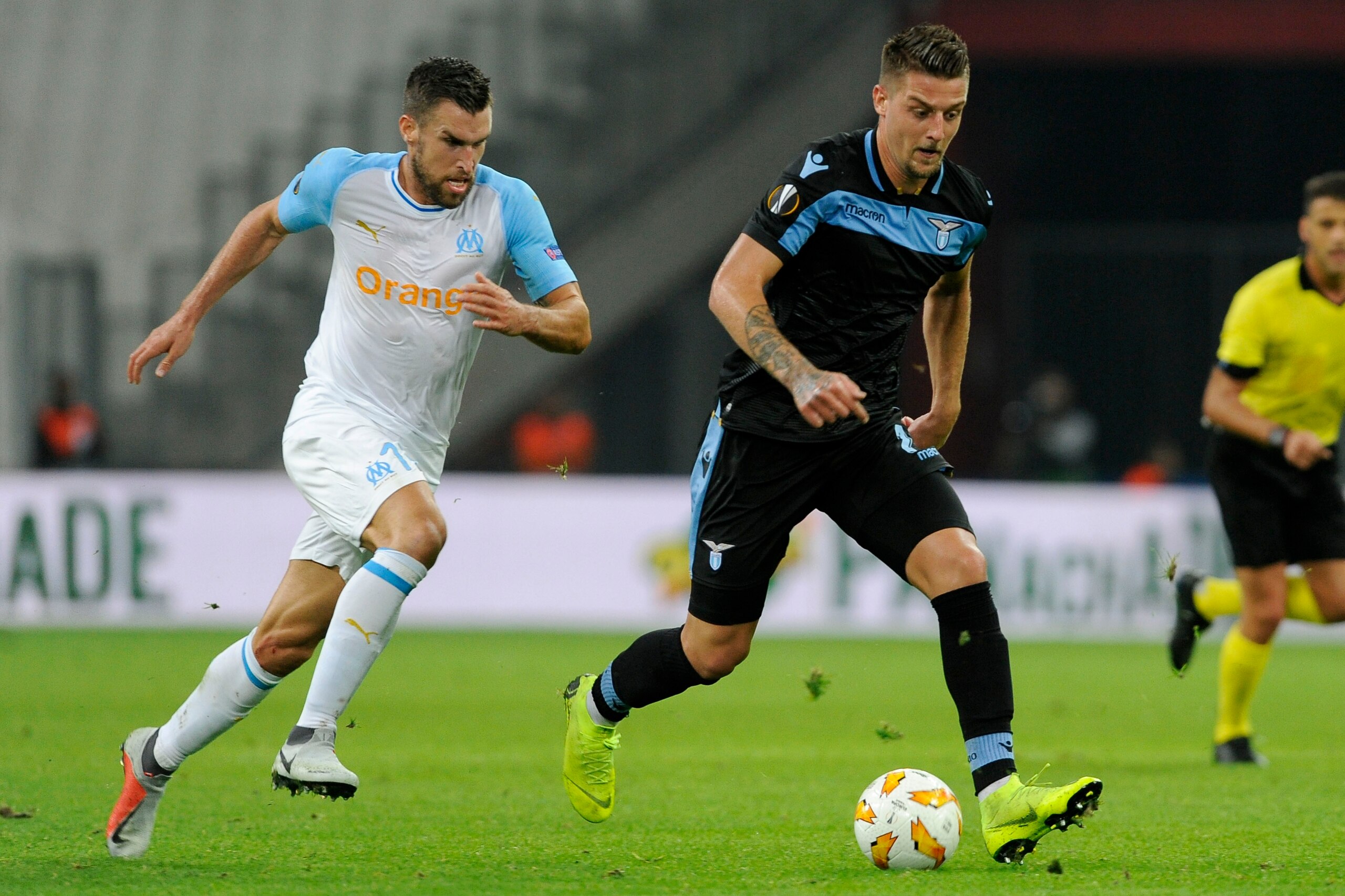 MARSEILLE, FRANCE - OCTOBER 25:  Olympique de Kevin Strootman compete for the ball with Sergej Milinkovic Savic of SS Lazio during the UEFA Europa League Group H match between Olympique de Marseille and SS Lazio at Stade Velodrome on October 25, 2018 in M
