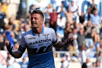 Lazio's Serbian midfielder Sergej Milinkovic-Savic   celebrates after scoring a goal  during the Italian Serie A football match between SS Lazio and Genoa CFC at the Olympic Stadium in Rome on September 23, 2018. (Photo by Tiziana FABI / AFP)        (Phot