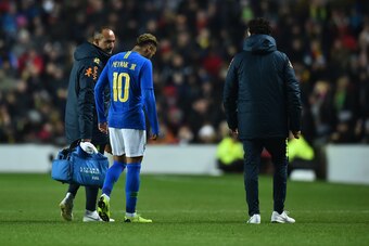 Brazil's striker Neymar leaves the pitch injured during the international friendly football match between Brazil and Cameroon at Stadium MK in Milton Keynes, central England, on November 20, 2018. (Photo by Glyn KIRK / AFP)        (Photo credit should rea