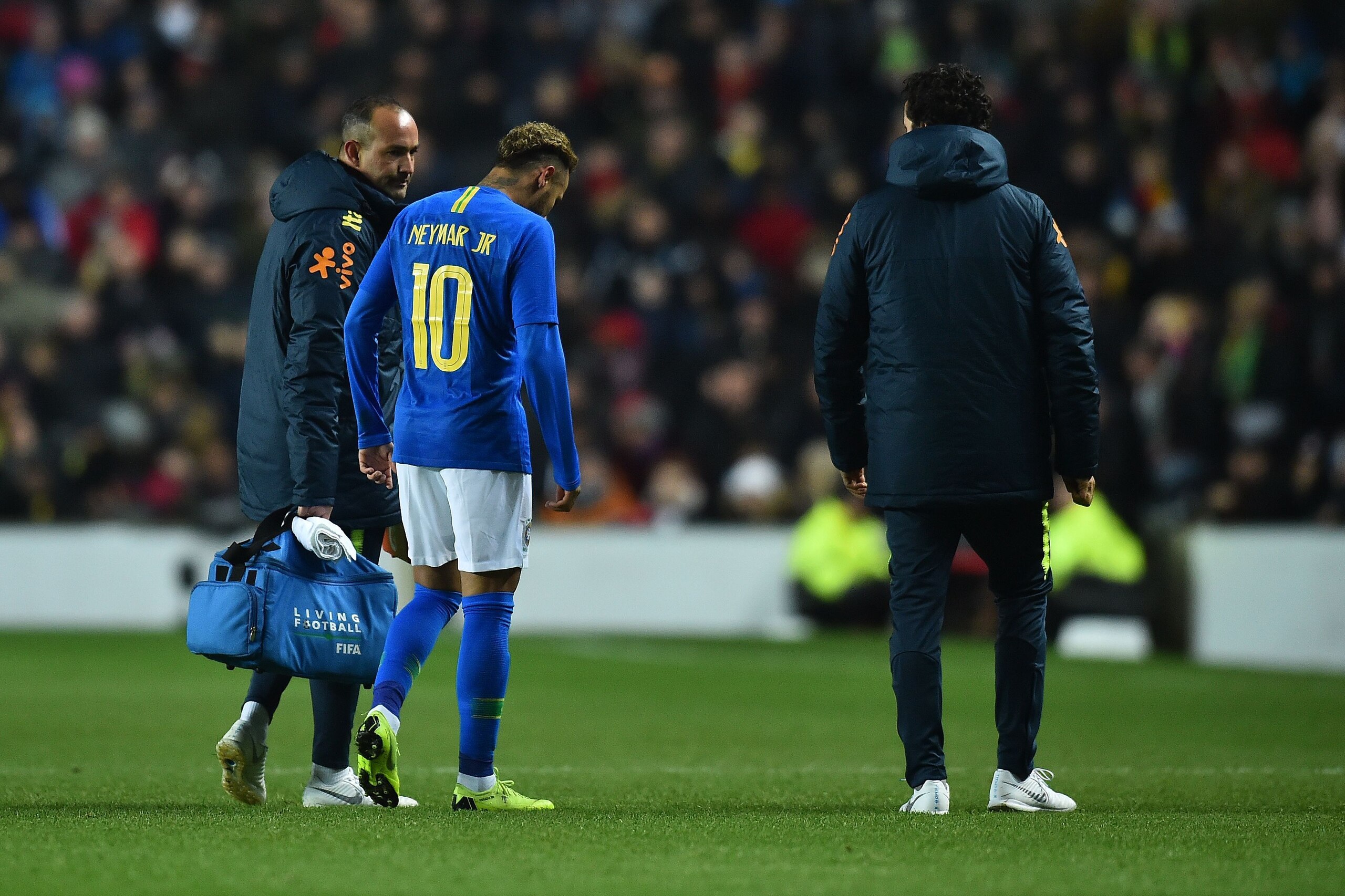 Brazil's striker Neymar leaves the pitch injured during the international friendly football match between Brazil and Cameroon at Stadium MK in Milton Keynes, central England, on November 20, 2018. (Photo by Glyn KIRK / AFP)        (Photo credit should rea