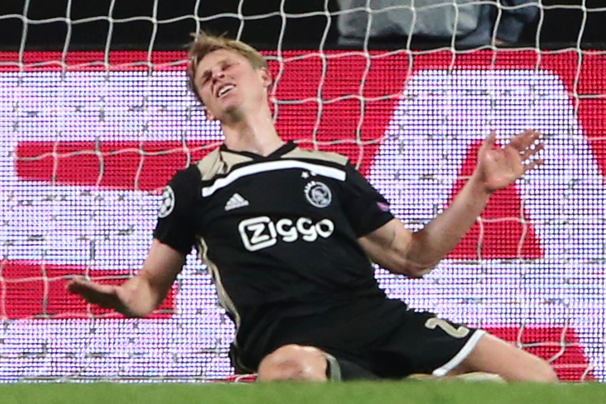 De Jong is expected to eventually sign for City.