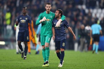 TURIN, ITALY - NOVEMBER 07: David De Gea of Manchester United celebrates victory with Juan Mata of Manchester United after the UEFA Champions League Group H match between Juventus and Manchester United at Juventus Stadium on November 7, 2018 in Turin, Ita