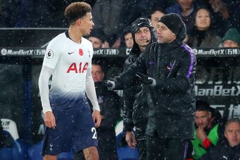 LONDON, ENGLAND - NOVEMBER 10:  Mauricio Pochettino, Manager of Tottenham Hotspur gives instructions to Dele Alli of Tottenham Hotspur during the Premier League match between Crystal Palace and Tottenham Hotspur at Selhurst Park on November 10, 2018 in Lo