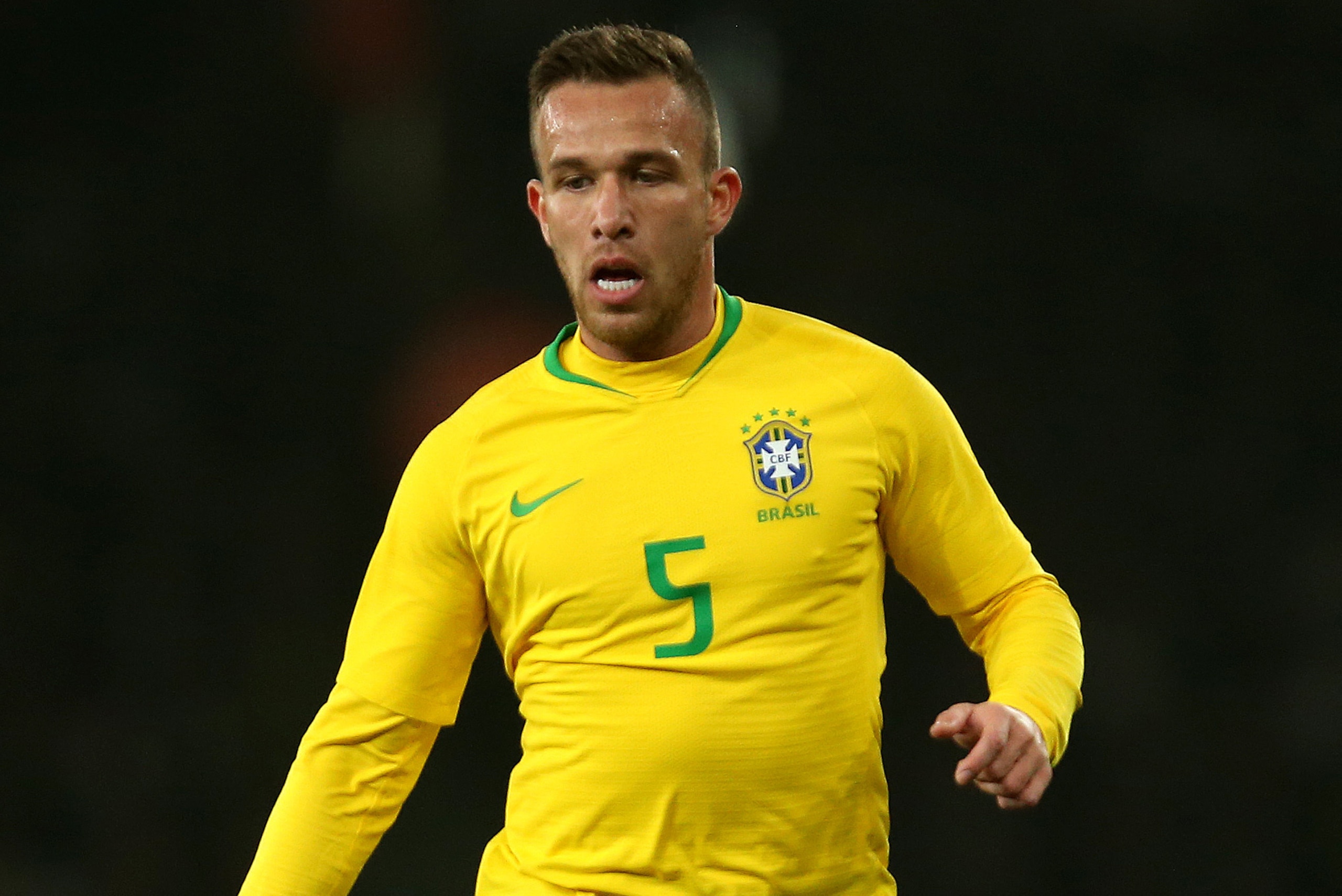 LONDON, ENGLAND - NOVEMBER 16: Arthur of Brazil runs with the ball during the International Friendly match between Brazil and Uruguay at Emirates Stadium on November 16, 2018 in London, England. (Photo by Alex Pantling/Getty Images)