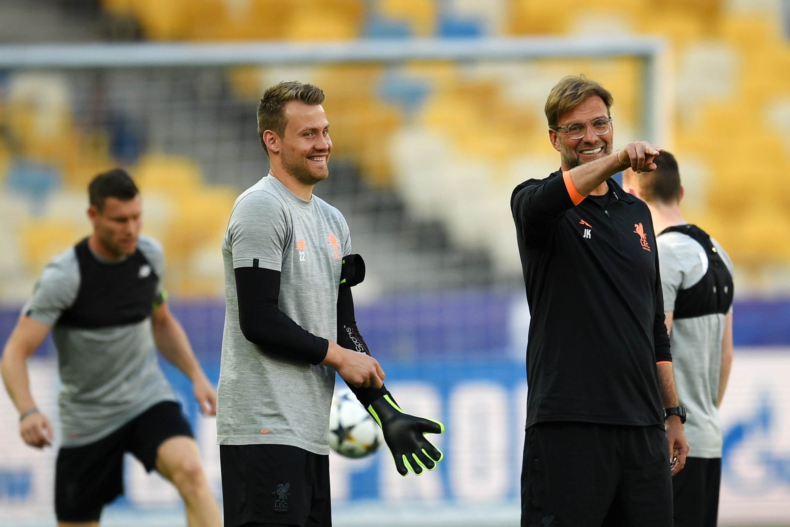 KIEV, UKRAINE - MAY 25:  Simon Mignolet of Liverpool talks with Jurgen Klopp, Manager of Liverpool during a Liverpool training session ahead of the UEFA Champions League Final against Real Madrid at NSC Olimpiyskiy Stadium on May 25, 2018 in Kiev, Ukraine