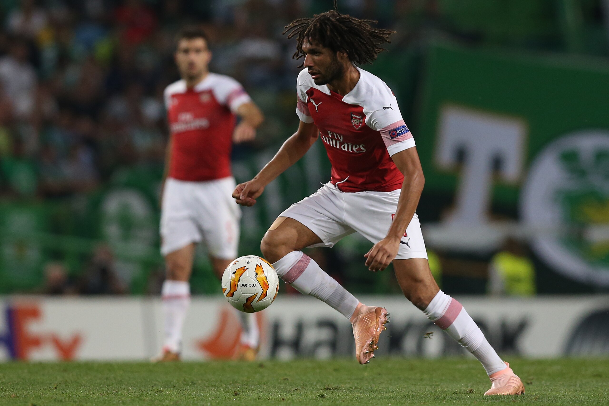 LISBON, PORTUGAL - OCTOBER 25: Mohamed Elneny of Arsenal in action during the UEFA Europa League - Group E match between Sporting CP and Arsenal at Estadio Jose Alvalade on October 25, 2018 in Lisbon, Portugal.  (Photo by Gualter Fatia/Getty Images)