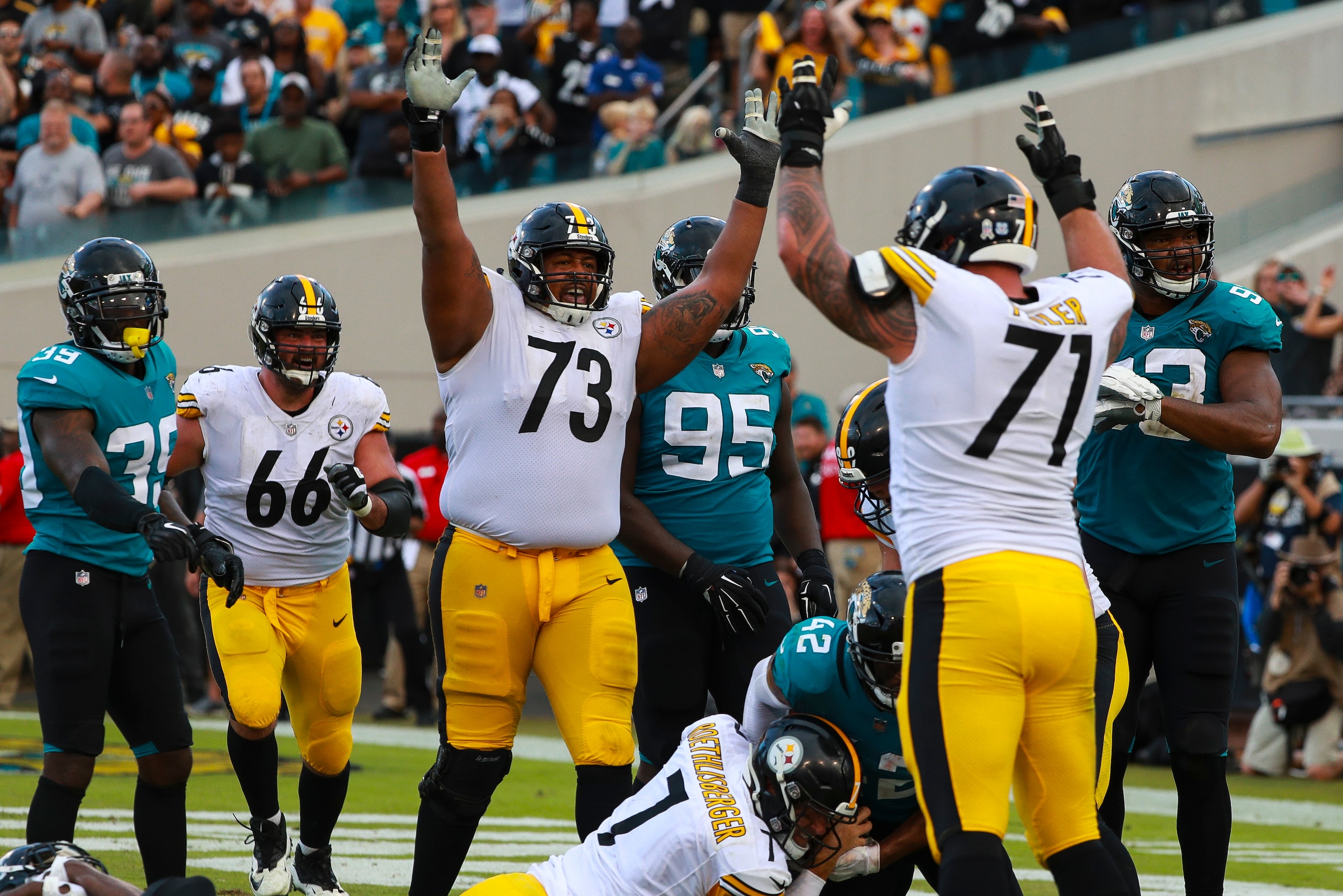 JACKSONVILLE, FL - NOVEMBER 18: Ben Roethlisberger #7 of the Pittsburgh Steelers dives for the go-ahead touchdown as other Steelers celebrate during the second half against the Jacksonville Jaguars at TIAA Bank Field on November 18, 2018 in Jacksonville, JACKSONVILLE, FL - NOVEMBER 18: Ben Roethlisberger #7 of the Pittsburgh Steelers dives for the go-ahead touchdown as other Steelers celebrate during the second half against the Jacksonville Jaguars at TIAA Bank Field on November 18, 2018 in Jacksonville,