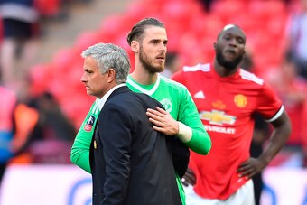 Manchester United's Portuguese manager Jose Mourinho (L) reacts with Manchester United's Spanish goalkeeper David de Gea (C) after losing the English FA Cup final football match between Chelsea and Manchester United at Wembley stadium in London on May 19,