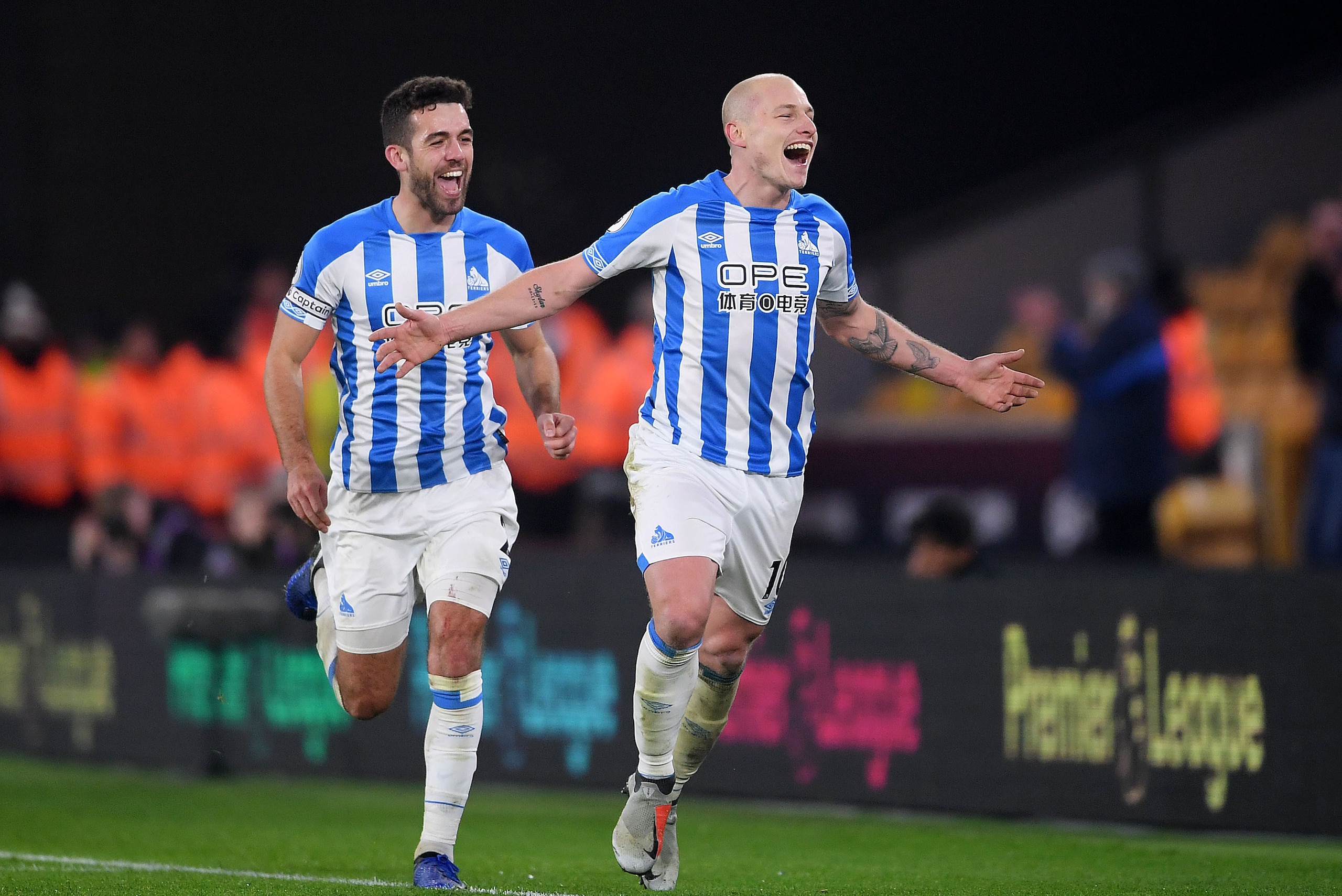 WOLVERHAMPTON, ENGLAND - NOVEMBER 25:  Aaron Mooy of Huddersfield celebrates after scoring his team's second goal during the Premier League match between Wolverhampton Wanderers and Huddersfield Town at Molineux on November 25, 2018 in Wolverhampton, Unit