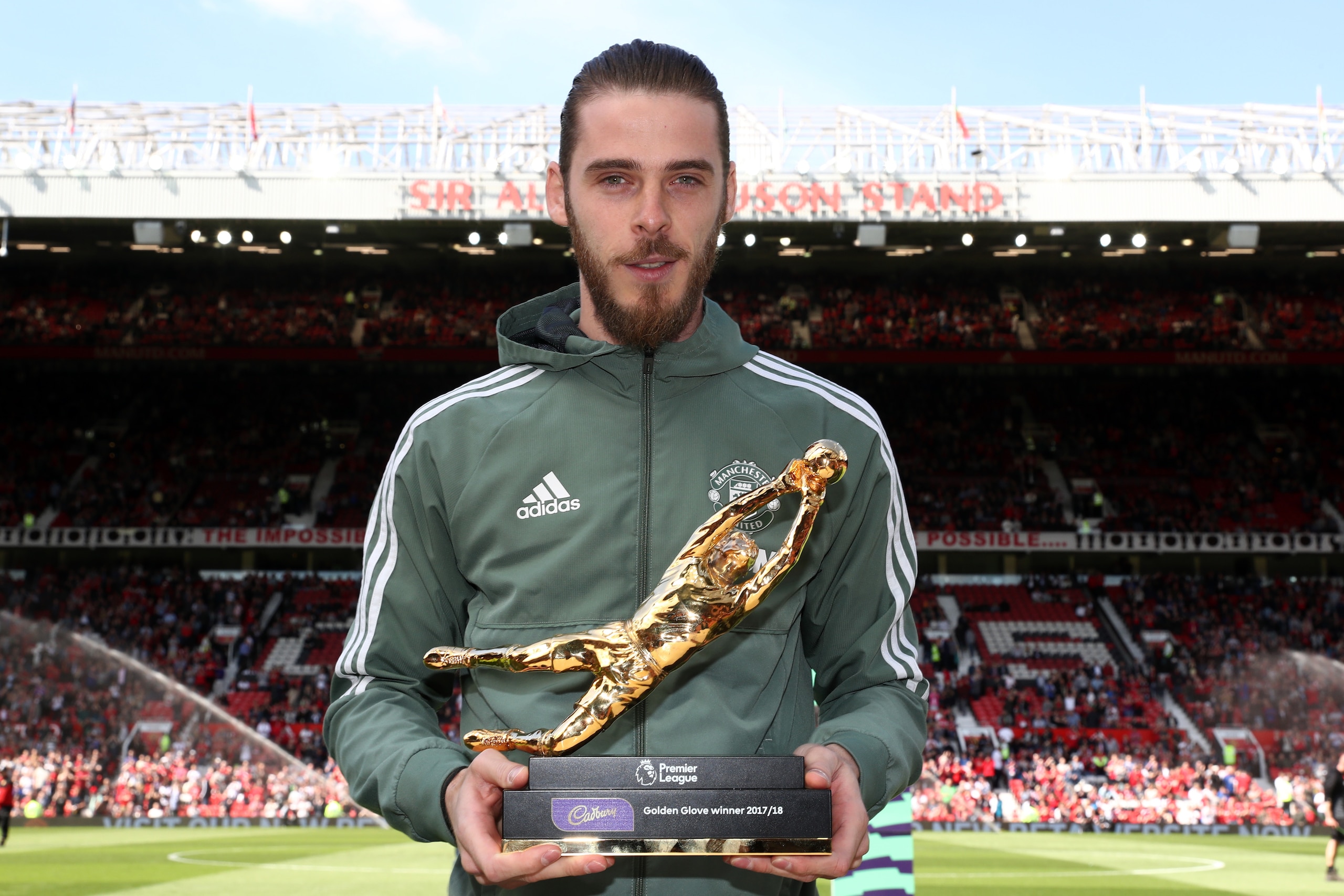 MANCHESTER, ENGLAND - MAY 13: David De Gea of Manchester United pose for a photo with his Premier League Golden Glove Award prior to the Premier League match between Manchester United and Watford at Old Trafford on May 13, 2018 in Manchester, England. ( MANCHESTER, ENGLAND - MAY 13: David De Gea of Manchester United pose for a photo with his Premier League Golden Glove Award prior to the Premier League match between Manchester United and Watford at Old Trafford on May 13, 2018 in Manchester, England. (