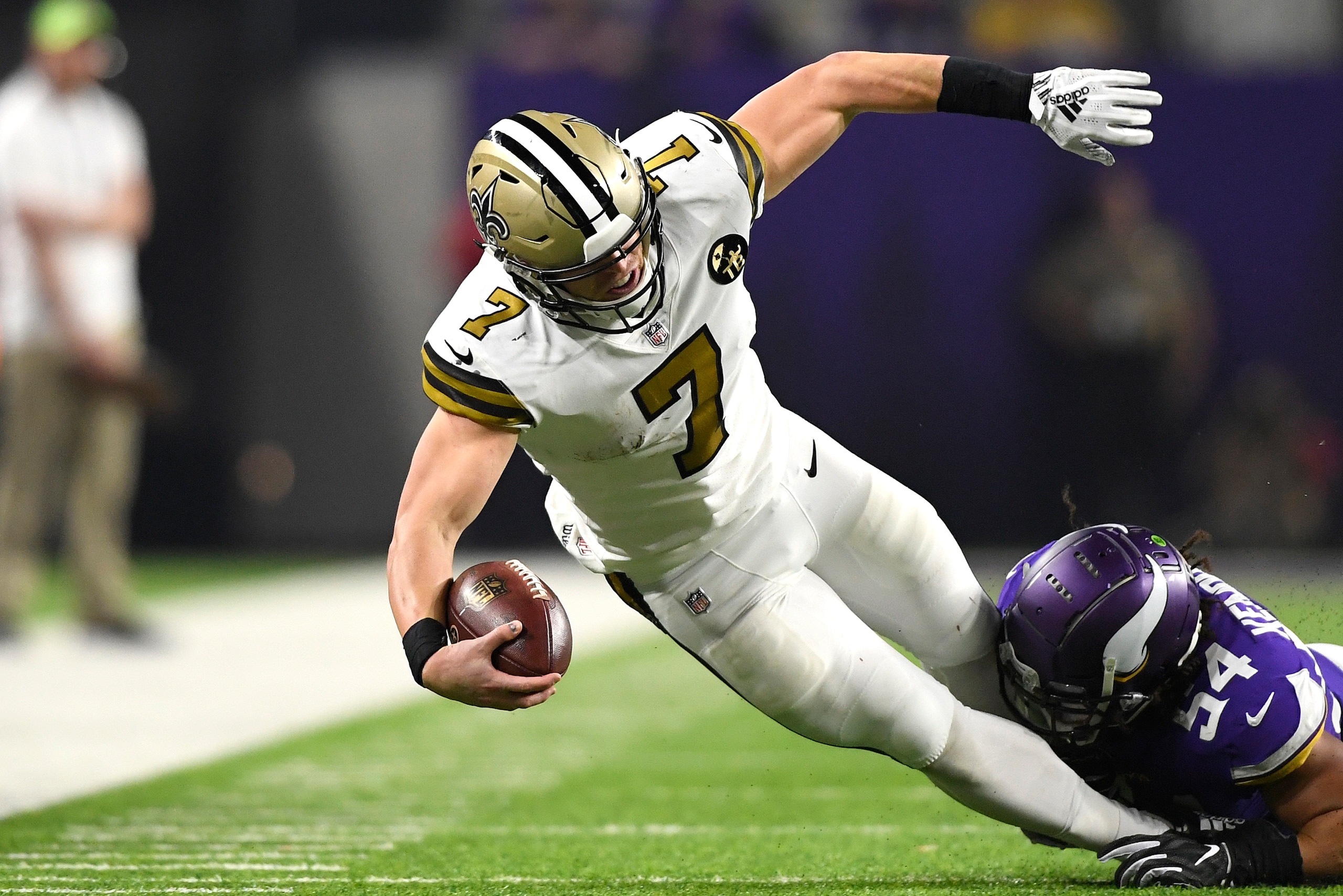 MINNEAPOLIS, MN - OCTOBER 28: Taysom Hill #7 of the New Orleans Saints is tackled with the ball by Eric Kendricks #54 of the Minnesota Vikings in the third quarter of the game at U.S. Bank Stadium on October 28, 2018 in Minneapolis, Minnesota. (Photo by H