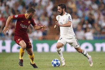 (L-R) Alessandro Florenzi of AS Roma, Isco of Real Madrid during the UEFA Champions League group G match between Real Madrid and AS Roma at the Santiago Bernabeu stadium on September 19, 2018 in Madrid, Spain(Photo by VI Images via Getty Images)
