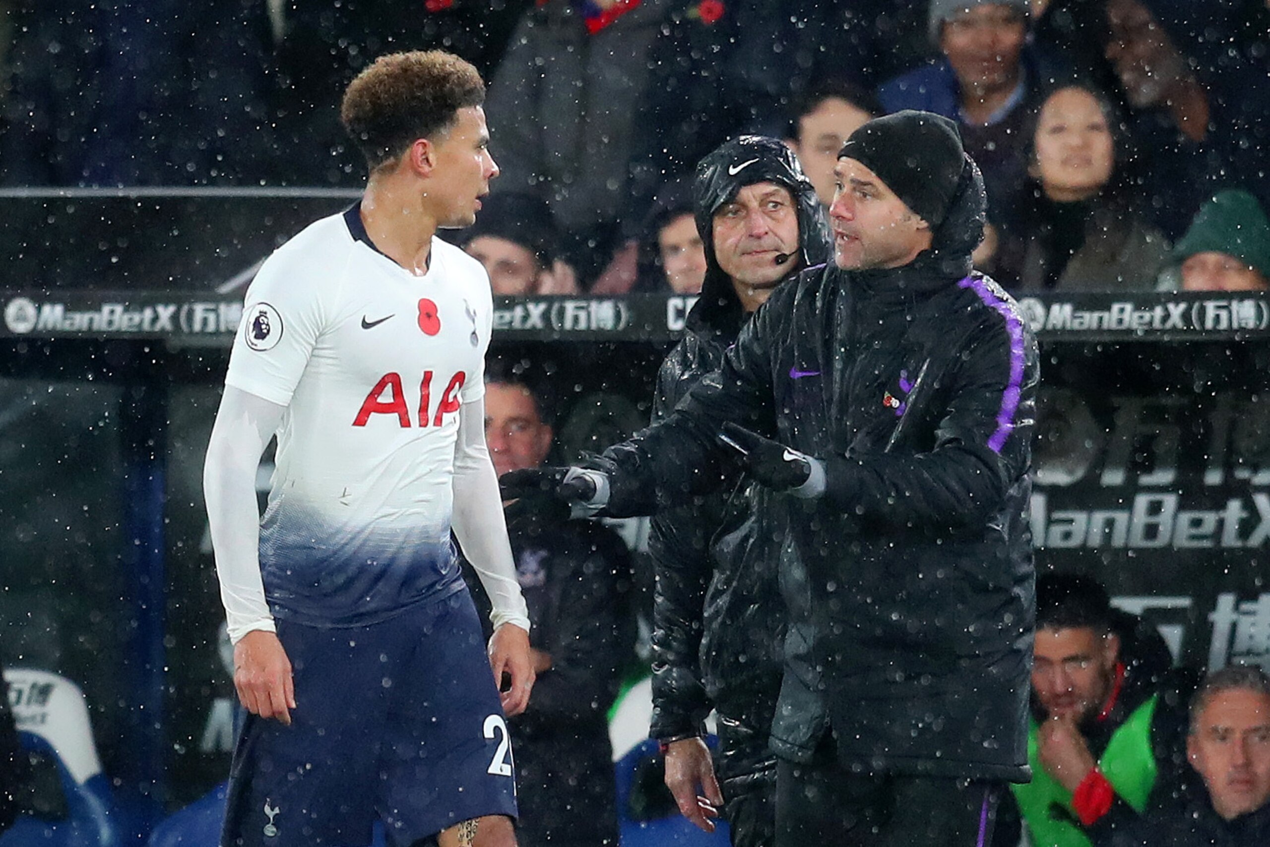 LONDON, ENGLAND - NOVEMBER 10:  Mauricio Pochettino, Manager of Tottenham Hotspur gives instructions to Dele Alli of Tottenham Hotspur during the Premier League match between Crystal Palace and Tottenham Hotspur at Selhurst Park on November 10, 2018 in Lo