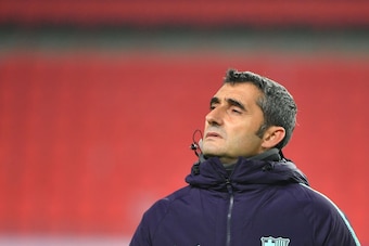 Barcelona's Spanish coach Ernesto Valverde looks on during a training session at Philips stadium in Eindhoven on November 27, 2018 on the eve of their UEFA Champions League Group B football match between PSV Eindhoven and FC Barcelona. (Photo by Emmanuel 