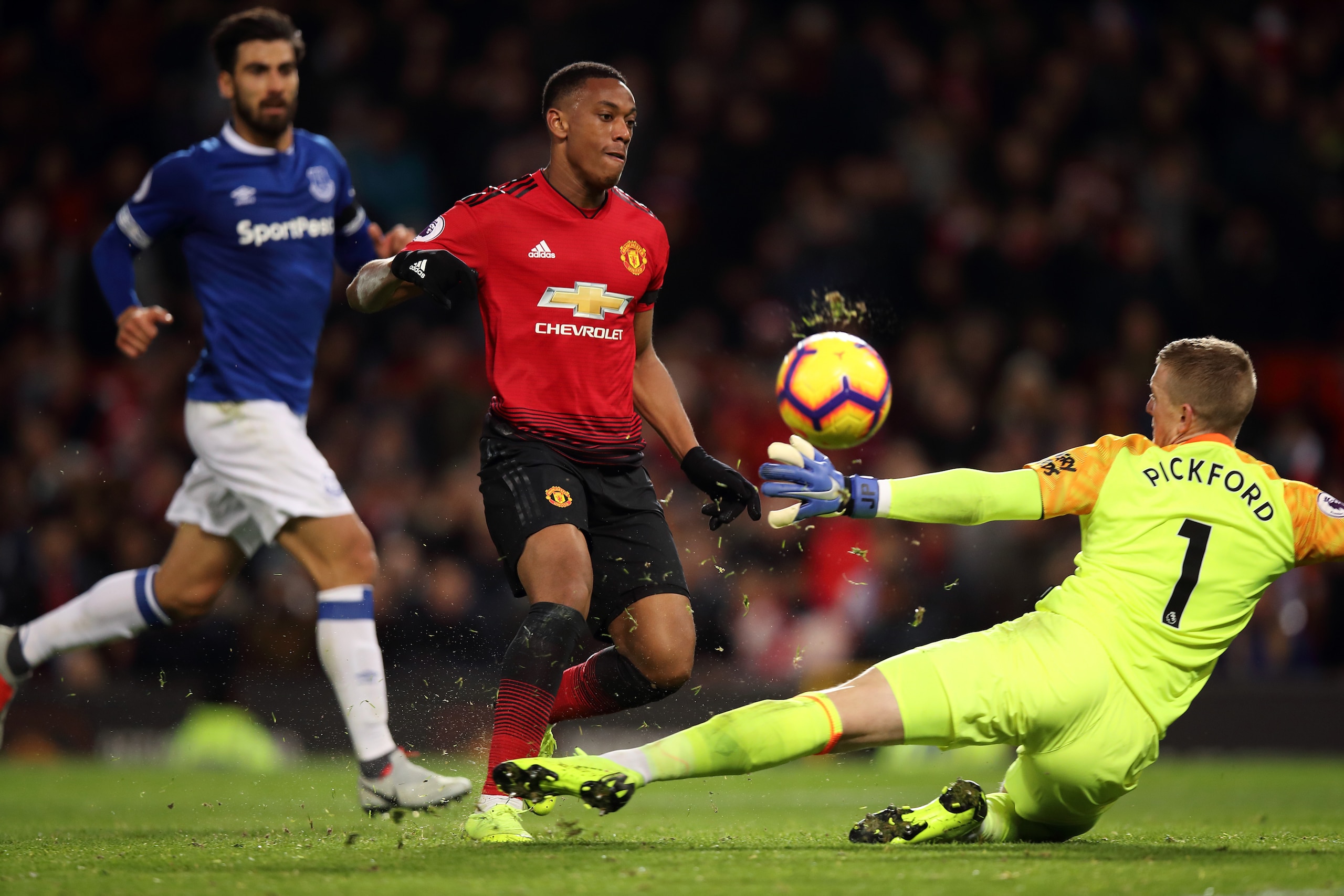 MANCHESTER, ENGLAND - OCTOBER 28: Anthony Martial of Manchester United sees his last minute effort saved by Jordan Pickford of Everton during the Premier League match between Manchester United and Everton FC at Old Trafford on October 28, 2018 in Manchest