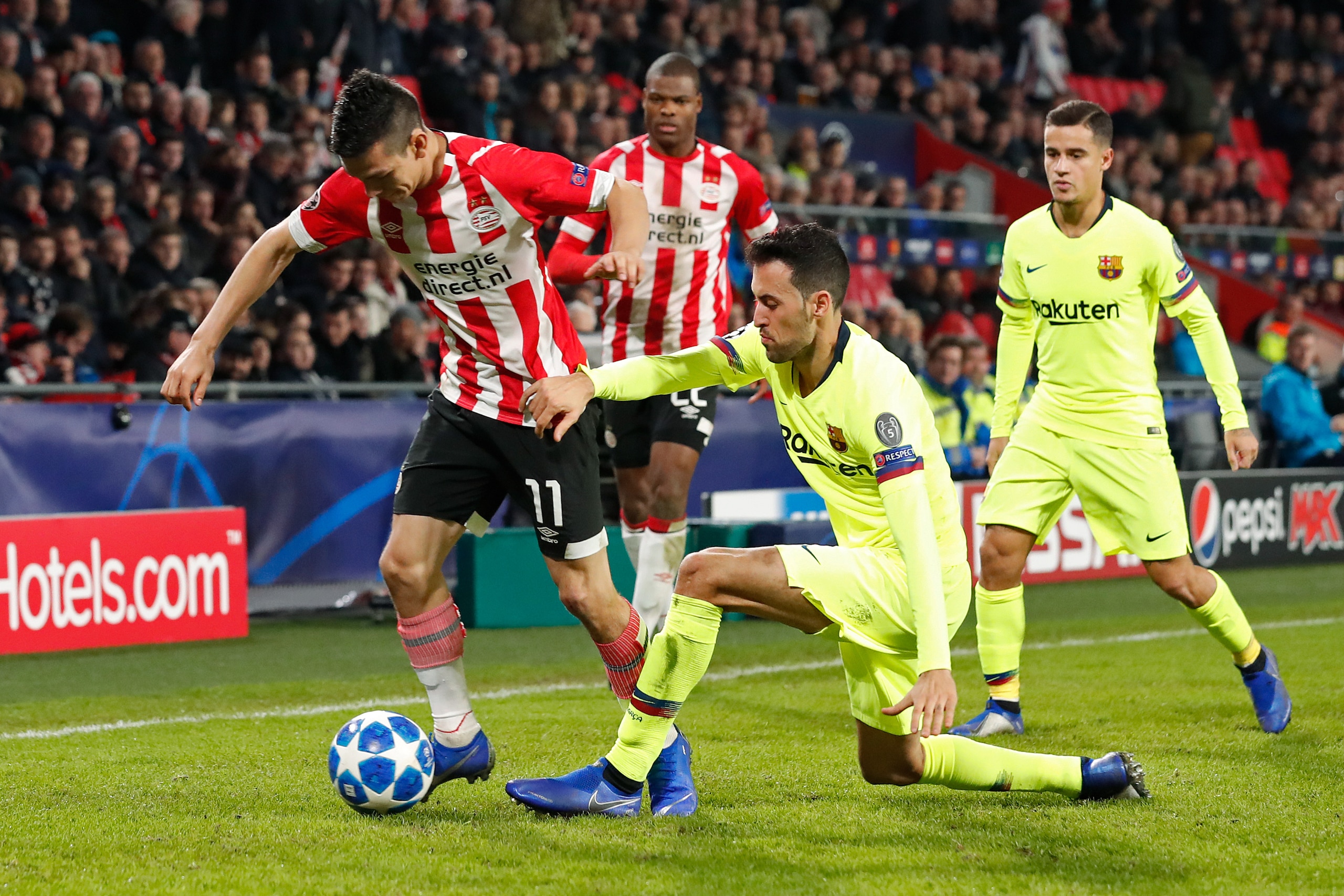EINDHOVEN, NETHERLANDS - NOVEMBER 28: (L-R) Hirving Lozano of PSV, Sergio Busquets of FC Barcelona  during the UEFA Champions League  match between PSV v FC Barcelona at the Philips Stadium on November 28, 2018 in Eindhoven Netherlands (Photo by Edwin van