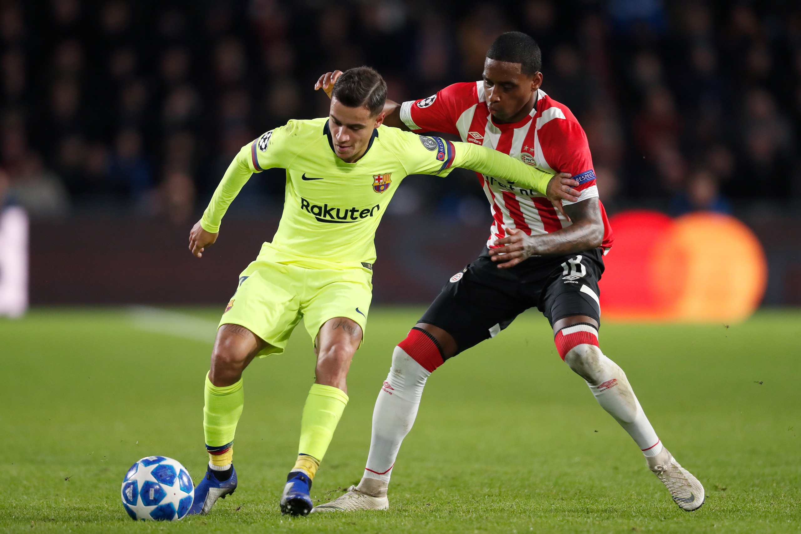 EINDHOVEN, NETHERLANDS - NOVEMBER 28: (L-R) Philippe Coutinho of FC Barcelona, Pablo Rosario of PSV during the UEFA Champions League  match between PSV v FC Barcelona at the Philips Stadium on November 28, 2018 in Eindhoven Netherlands (Photo by Edwin van