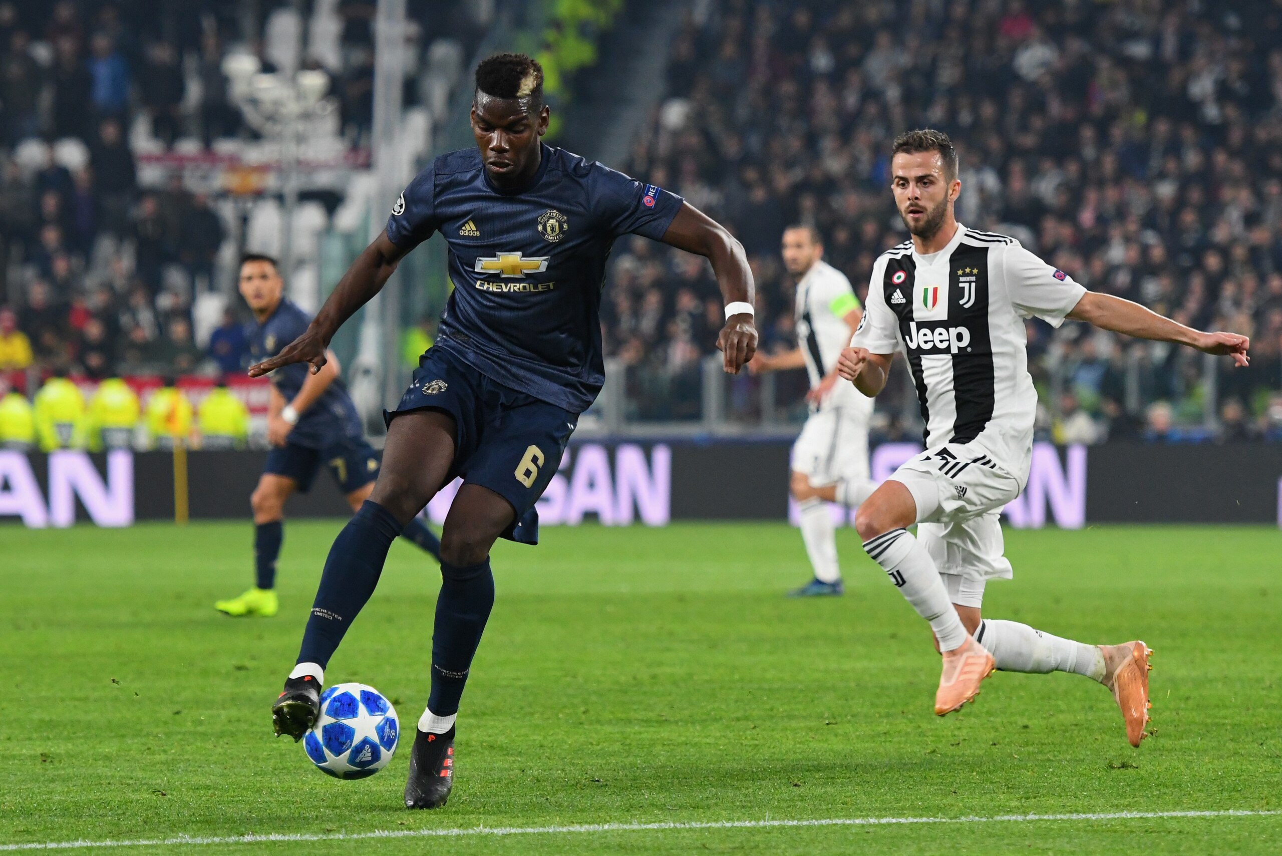 TURIN, ITALY - NOVEMBER 07:  Paul Pogba of Manchester United FC in action during the Group H match of the UEFA Champions League between Juventus and Manchester United at Juventus Stadium on November 7, 2018 in Turin, Italy.  (Photo by Alessandro Sabattini