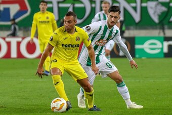 VIENNA, AUSTRIA - NOVEMBER 08: Santi Cazorla of Villarreal and Andrei Ivan of Rapid during the UEFA Europa League match between Rapid Wien and Villarreal at Weststadion on November 8, 2018 in Vienna, Austria. (Photo by Johann Schwarz/SEPA.Media /Getty Ima