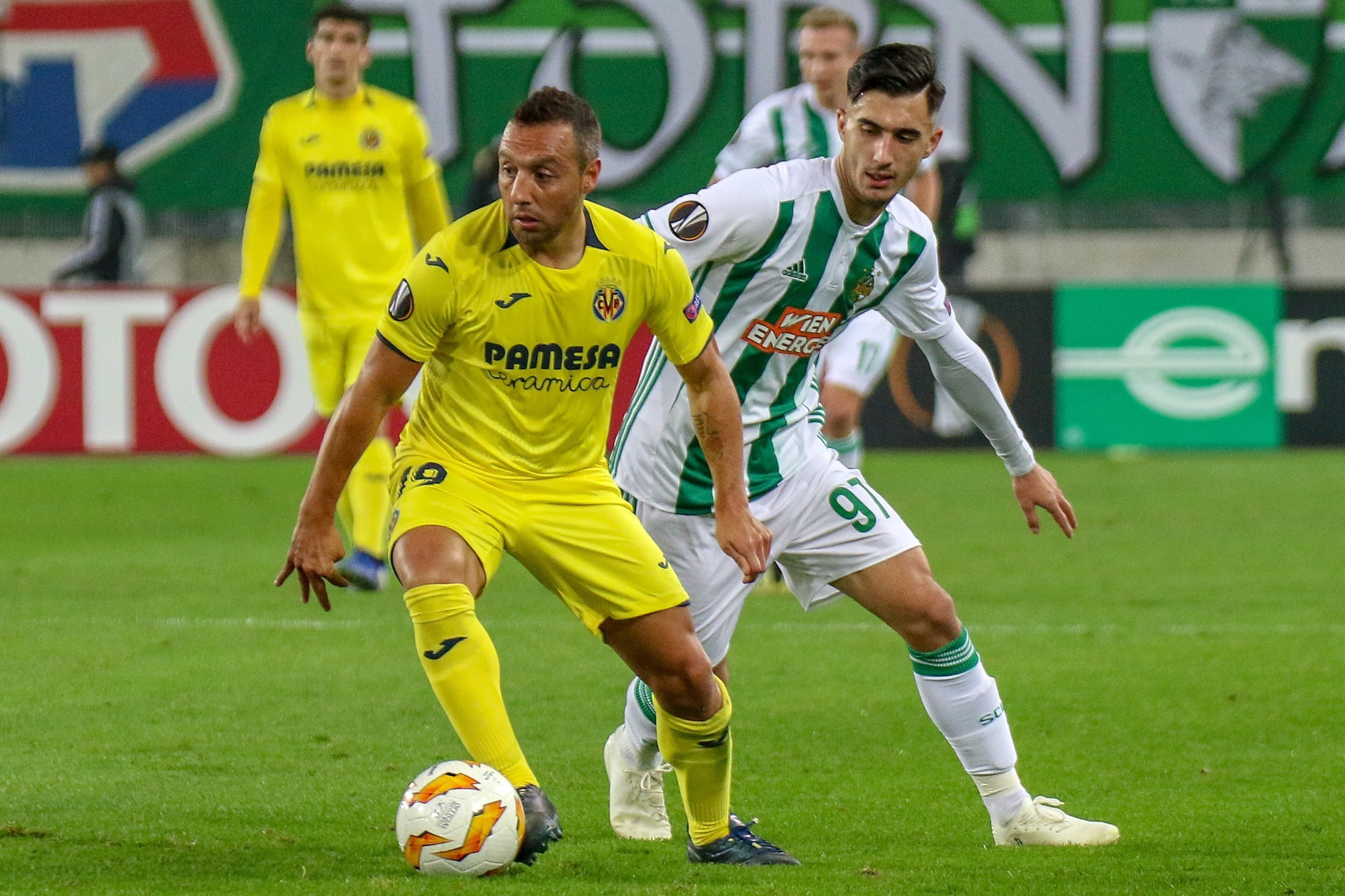 VIENNA, AUSTRIA - NOVEMBER 08: Santi Cazorla of Villarreal and Andrei Ivan of Rapid during the UEFA Europa League match between Rapid Wien and Villarreal at Weststadion on November 8, 2018 in Vienna, Austria. (Photo by Johann Schwarz/SEPA.Media /Getty Ima