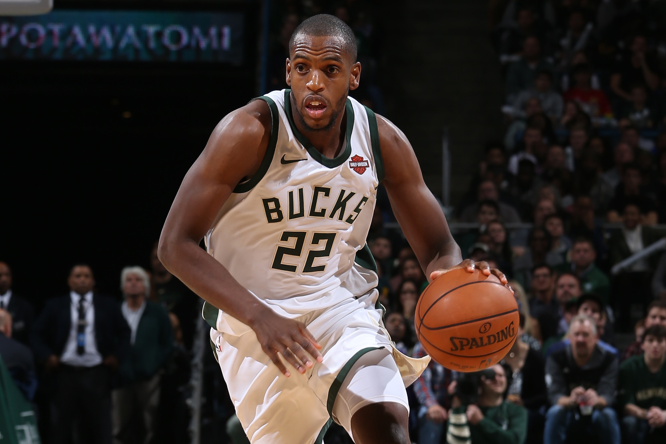 MILWAUKEE, WI - NOVEMBER 11: Khris Middleton #22 of the Milwaukee Bucks handles the ball against the Los Angeles Lakers on November 11, 2017 at the BMO Harris Bradley Center in Milwaukee, Wisconsin. NOTE TO USER: User expressly acknowledges and agrees tha MILWAUKEE, WI - NOVEMBER 11: Khris Middleton #22 of the Milwaukee Bucks handles the ball against the Los Angeles Lakers on November 11, 2017 at the BMO Harris Bradley Center in Milwaukee, Wisconsin. NOTE TO USER: User expressly acknowledges and agrees tha