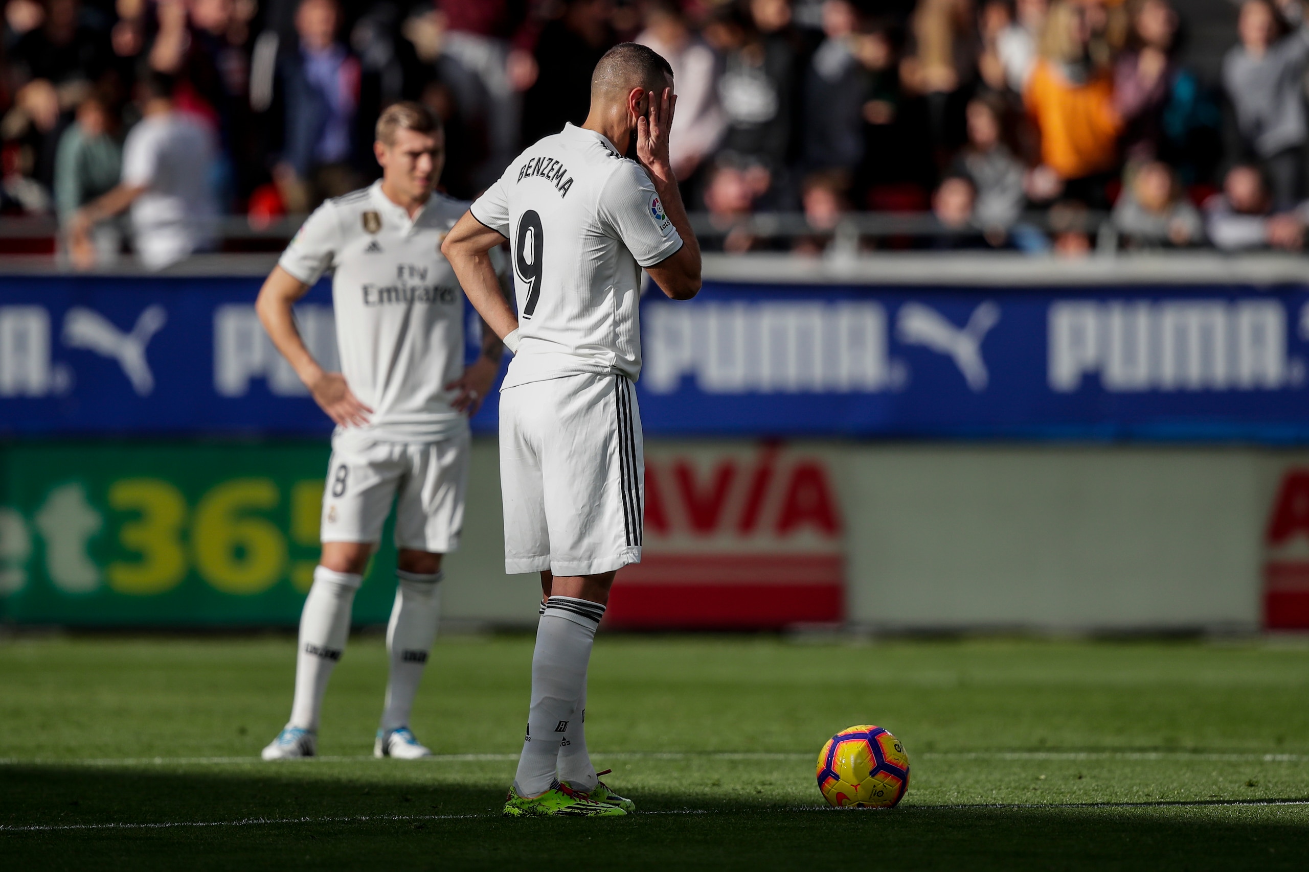 EIBAR, SPAIN - NOVEMBER 24: Toni Kroos of Real Madrid, Karim Benzema of Real Madrid during the La Liga Santander  match between Eibar v Real Madrid at the Estadio Municipal de Ipurua on November 24, 2018 in Eibar Spain (Photo by David S. Bustamante/Soccra