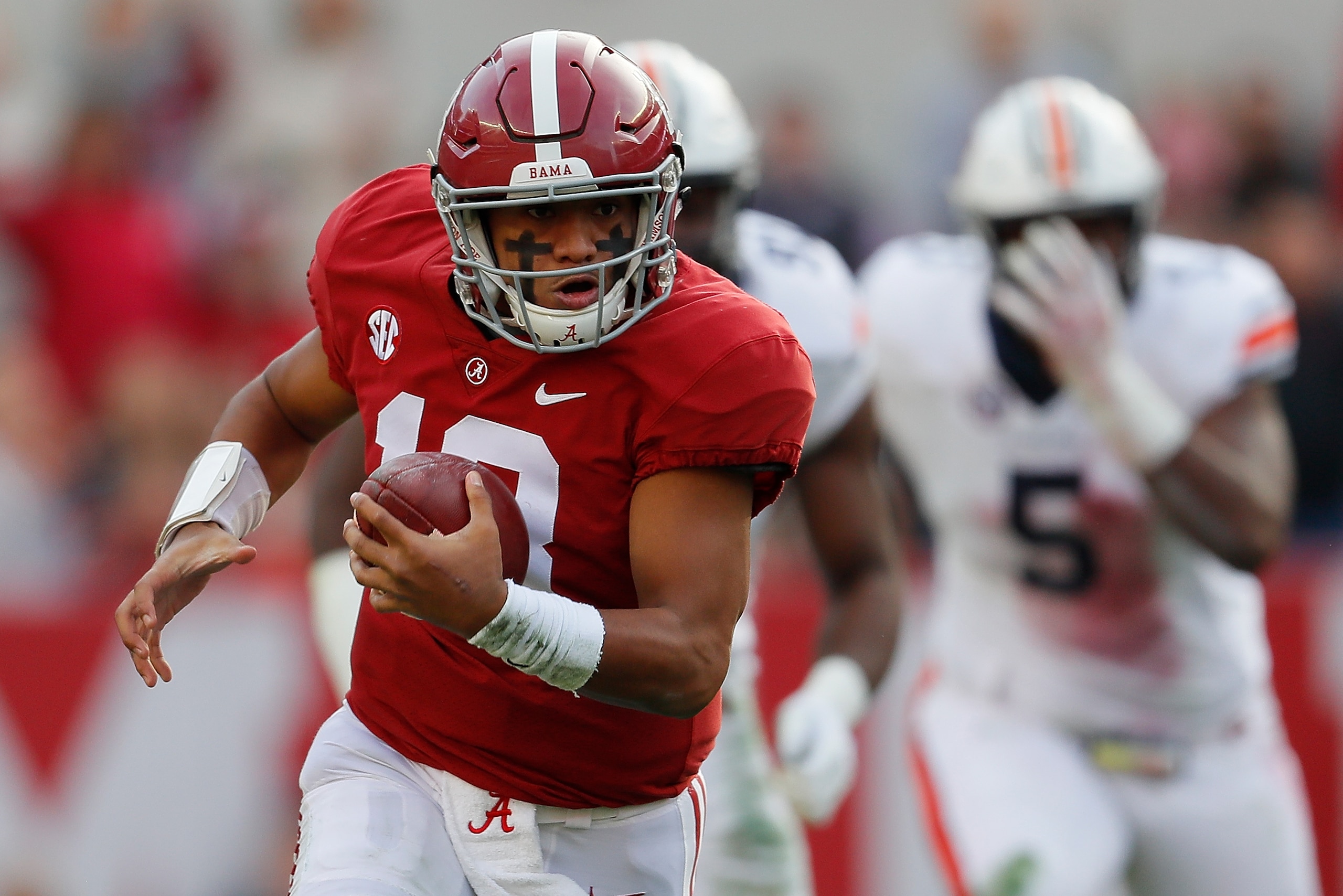 TUSCALOOSA, AL - NOVEMBER 24:  Tua Tagovailoa #13 of the Alabama Crimson Tide rushes against the Auburn Tigers at Bryant-Denny Stadium on November 24, 2018 in Tuscaloosa, Alabama.  (Photo by Kevin C. Cox/Getty Images)