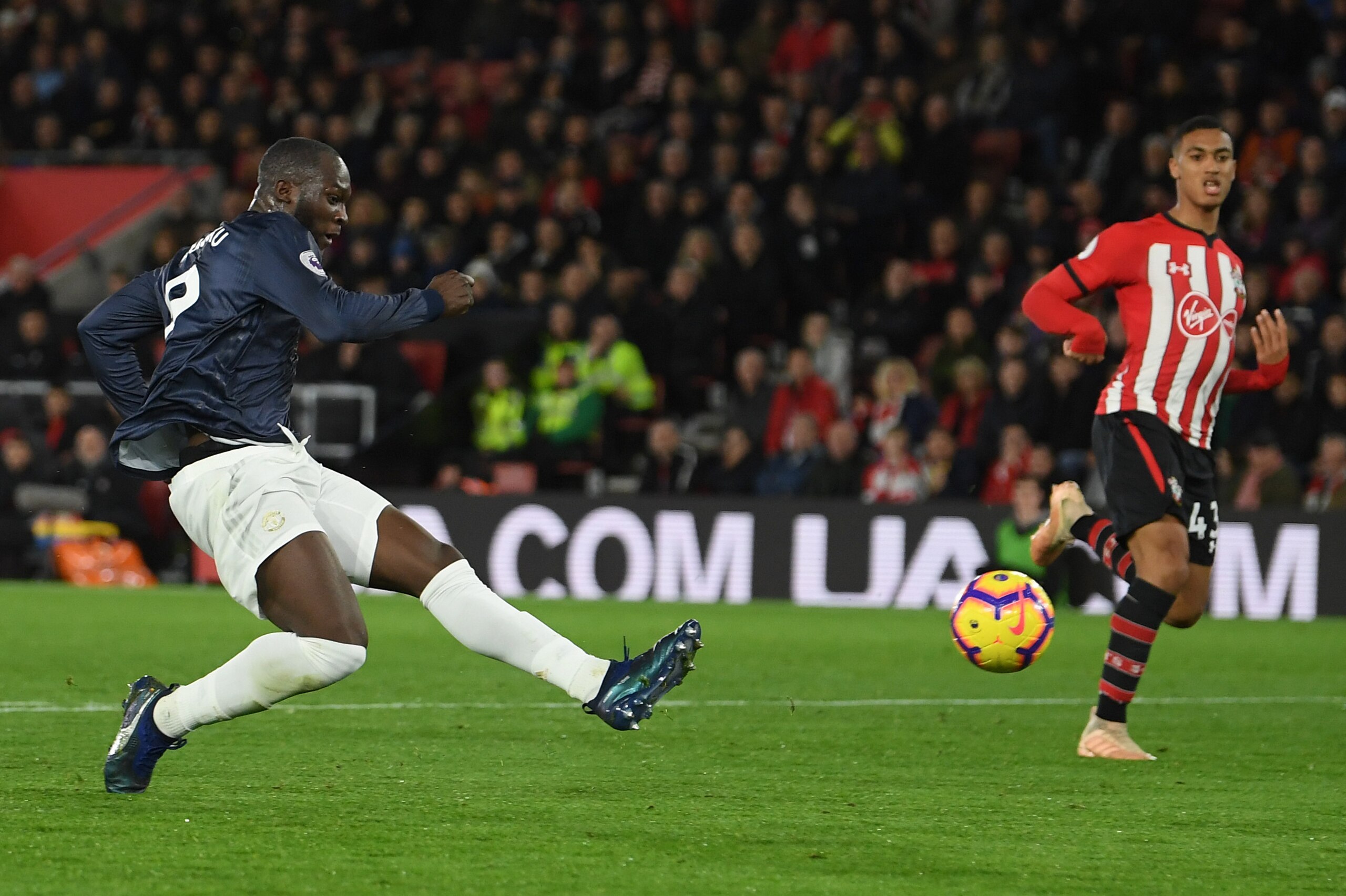 SOUTHAMPTON, ENGLAND - DECEMBER 01:  Romelu Lukaku of Manchester United scores his team's first goal during the Premier League match between Southampton FC and Manchester United at St Mary's Stadium on December 1, 2018 in Southampton, United Kingdom.  (Ph