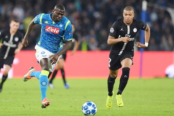 NAPLES, ITALY - NOVEMBER 06:  Kalidou Koulibaly of SSC Napoli vies Kylian Mbappé of Paris Saint-Germain during the Group C match of the UEFA Champions League between SSC Napoli and Paris Saint-Germain at Stadio San Paolo on November 6, 2018 in Naples, Ita