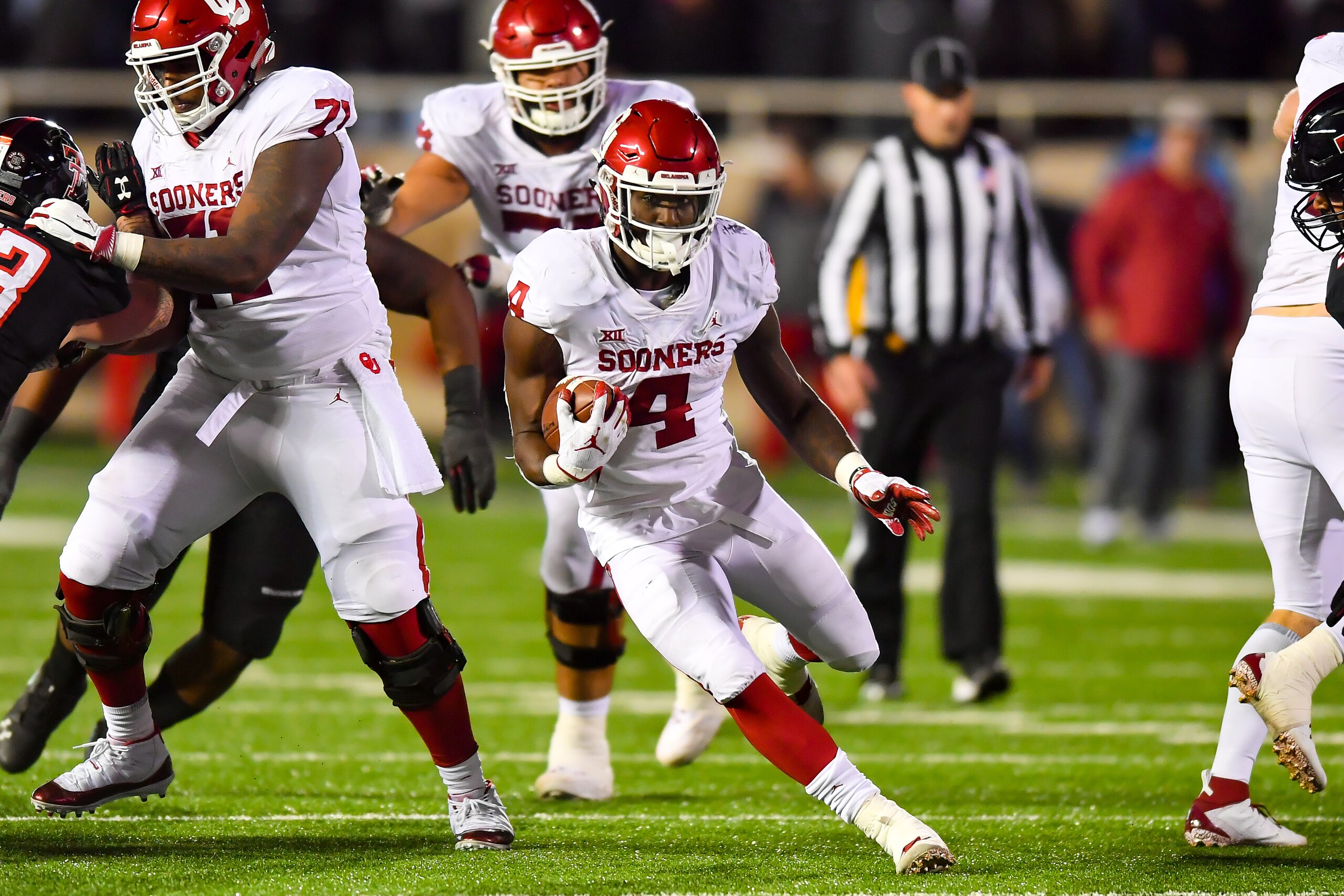 LUBBOCK, TX - NOVEMBER 03: Trey Sermon #4 of the Oklahoma Sooners breaks free during the game against the Texas Tech Red Raiders on November 3, 2018 at Jones AT&T Stadium in Lubbock, Texas. Oklahoma defeated Texas Tech 51-46. (Photo by John Weast/Getty Im